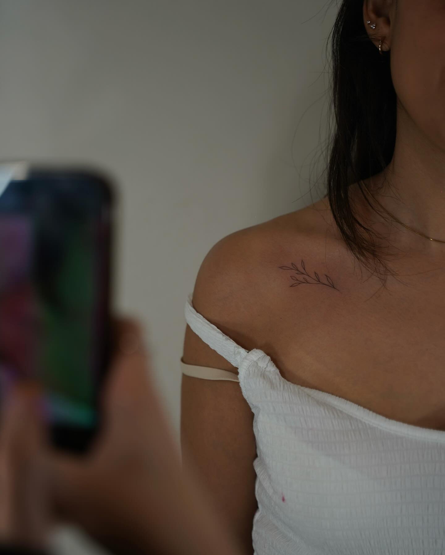 Tatuaje de flor en hombro, línea fina Sinkply Madrid