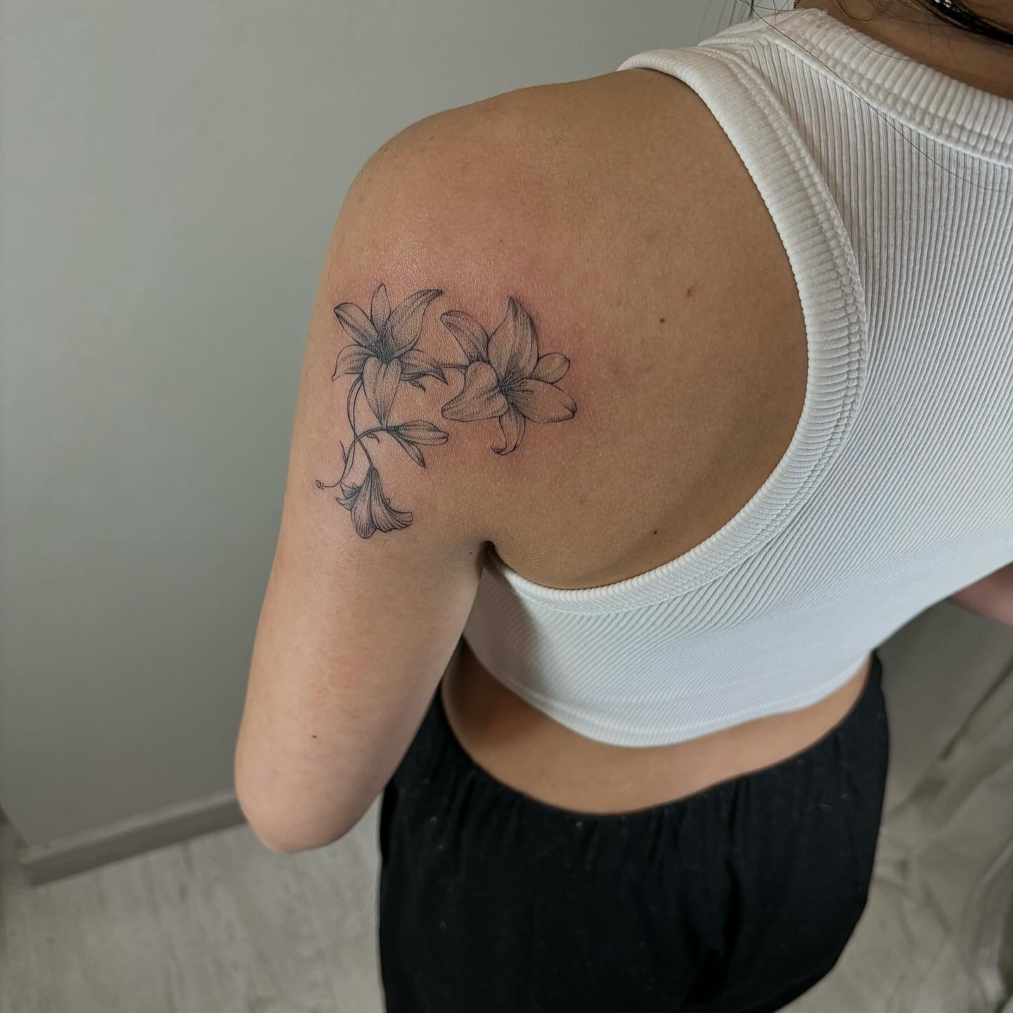 Tatuaje de flor en hombro, línea fina Sinkply Madrid
