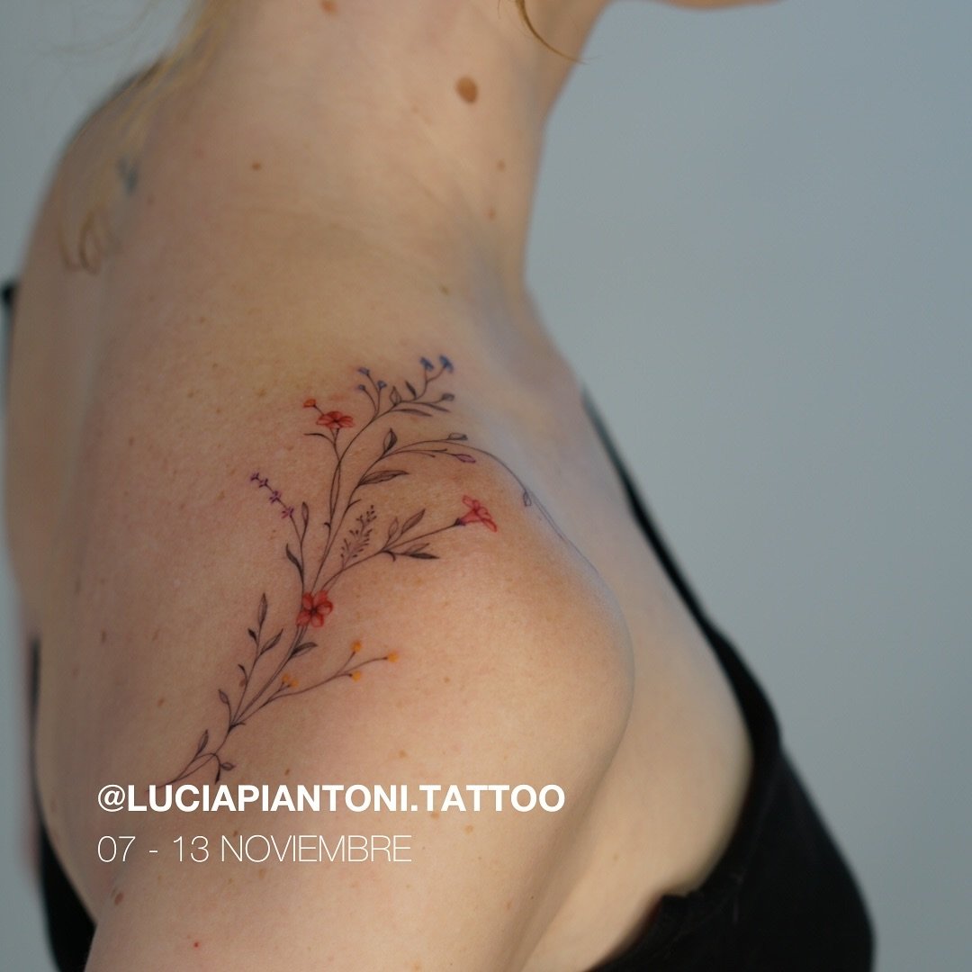 Tatuaje de flor en hombro, línea fina Sinkply Madrid