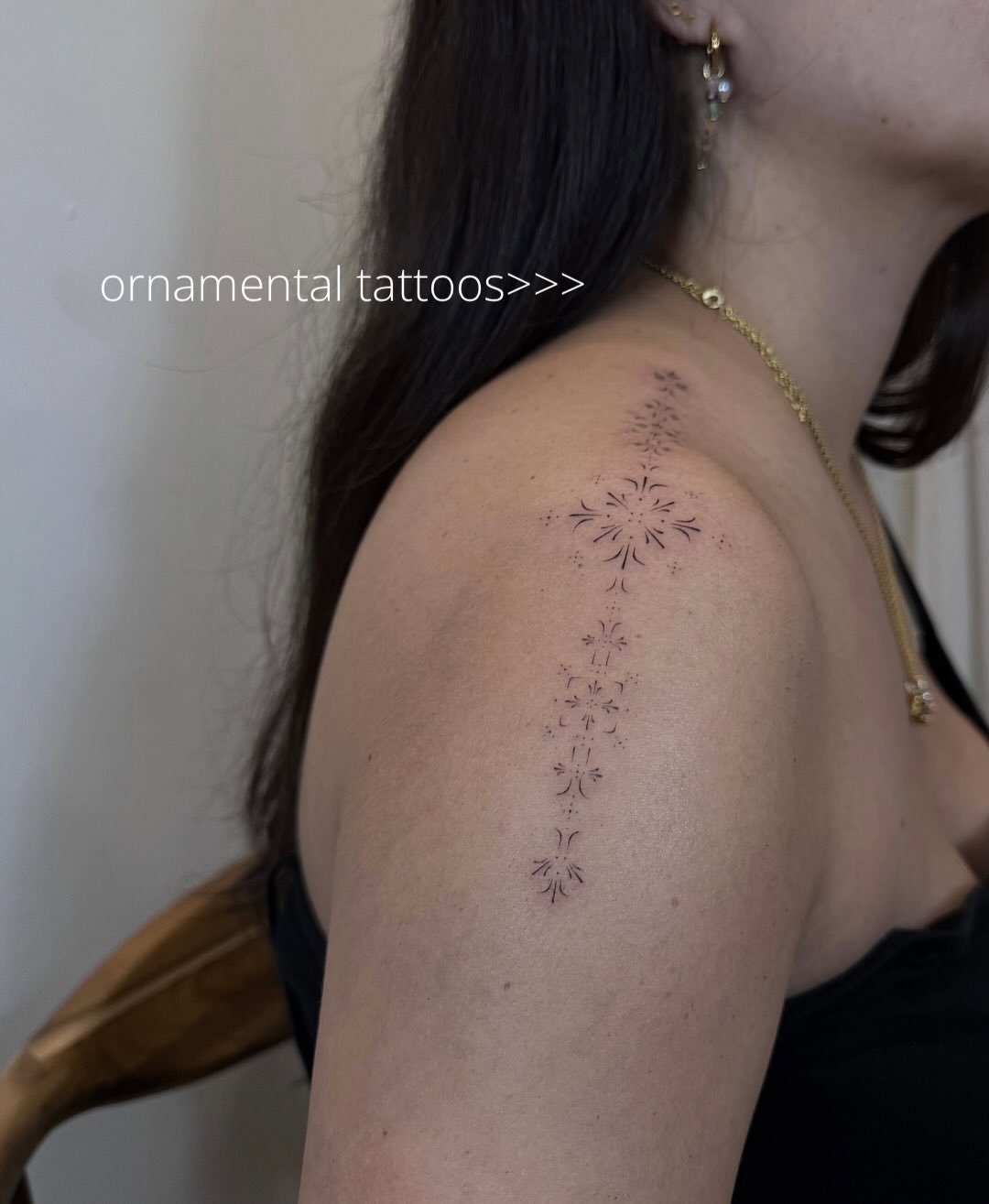 Tatuaje de flor en hombro, línea fina Sinkply Madrid