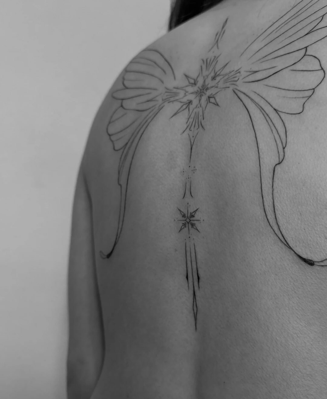 Tatuaje de flor en hombro, línea fina Sinkply Madrid