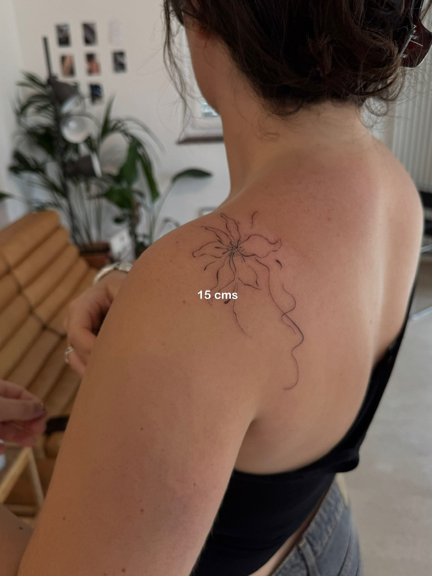 Tatuaje de flor en hombro, línea fina Sinkply Madrid