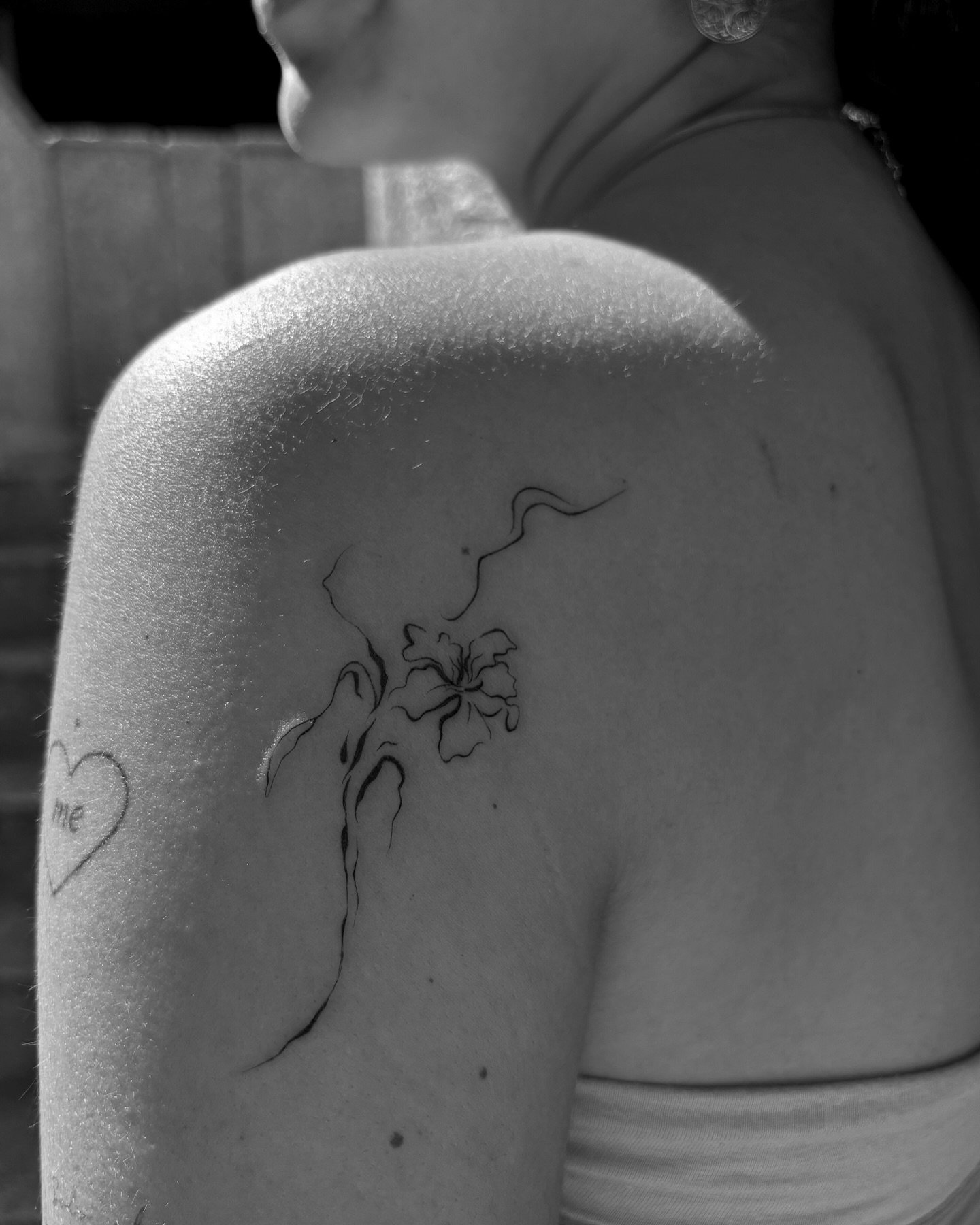 Tatuaje de flor en hombro, línea fina Sinkply Madrid