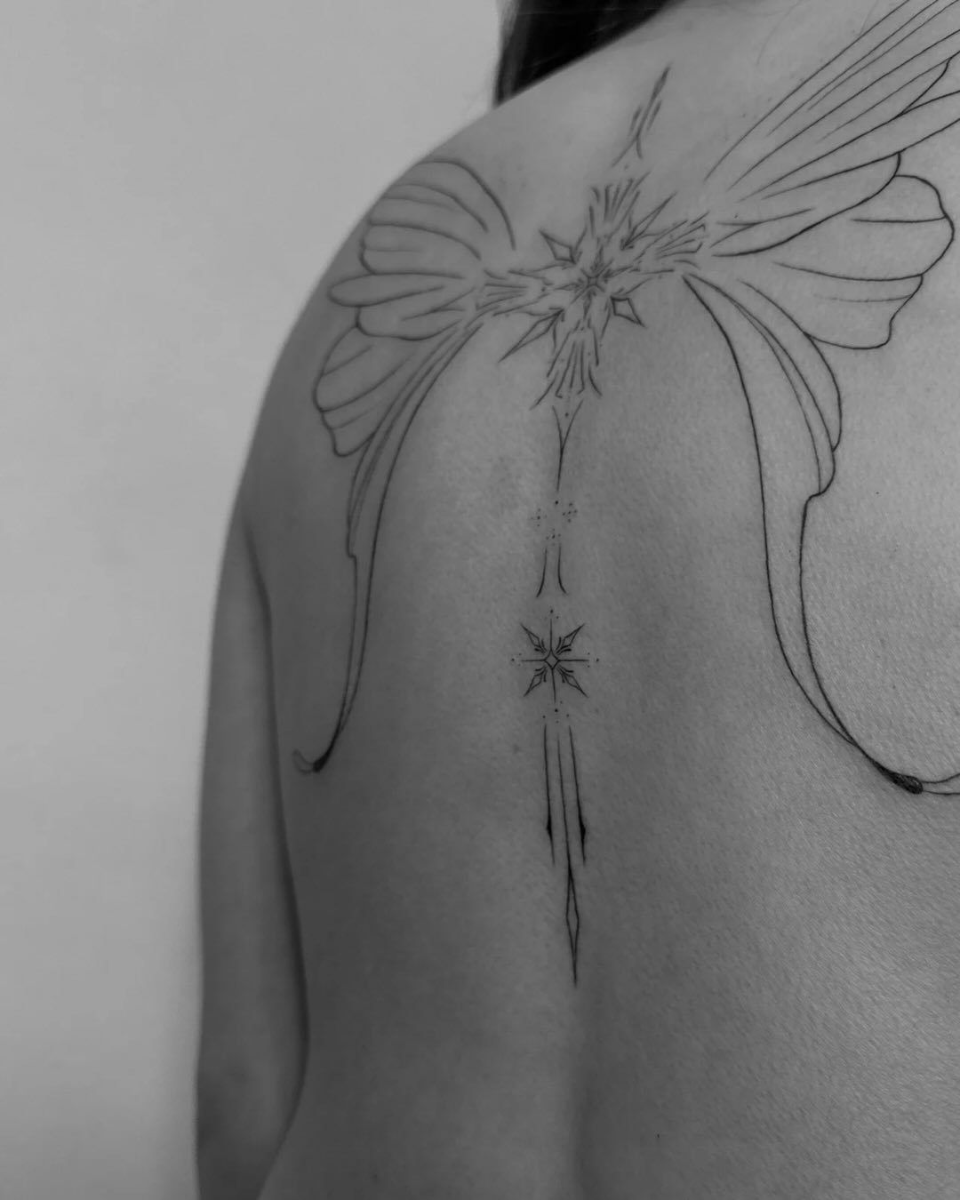 Tatuaje de flor en hombro, línea fina Sinkply Madrid