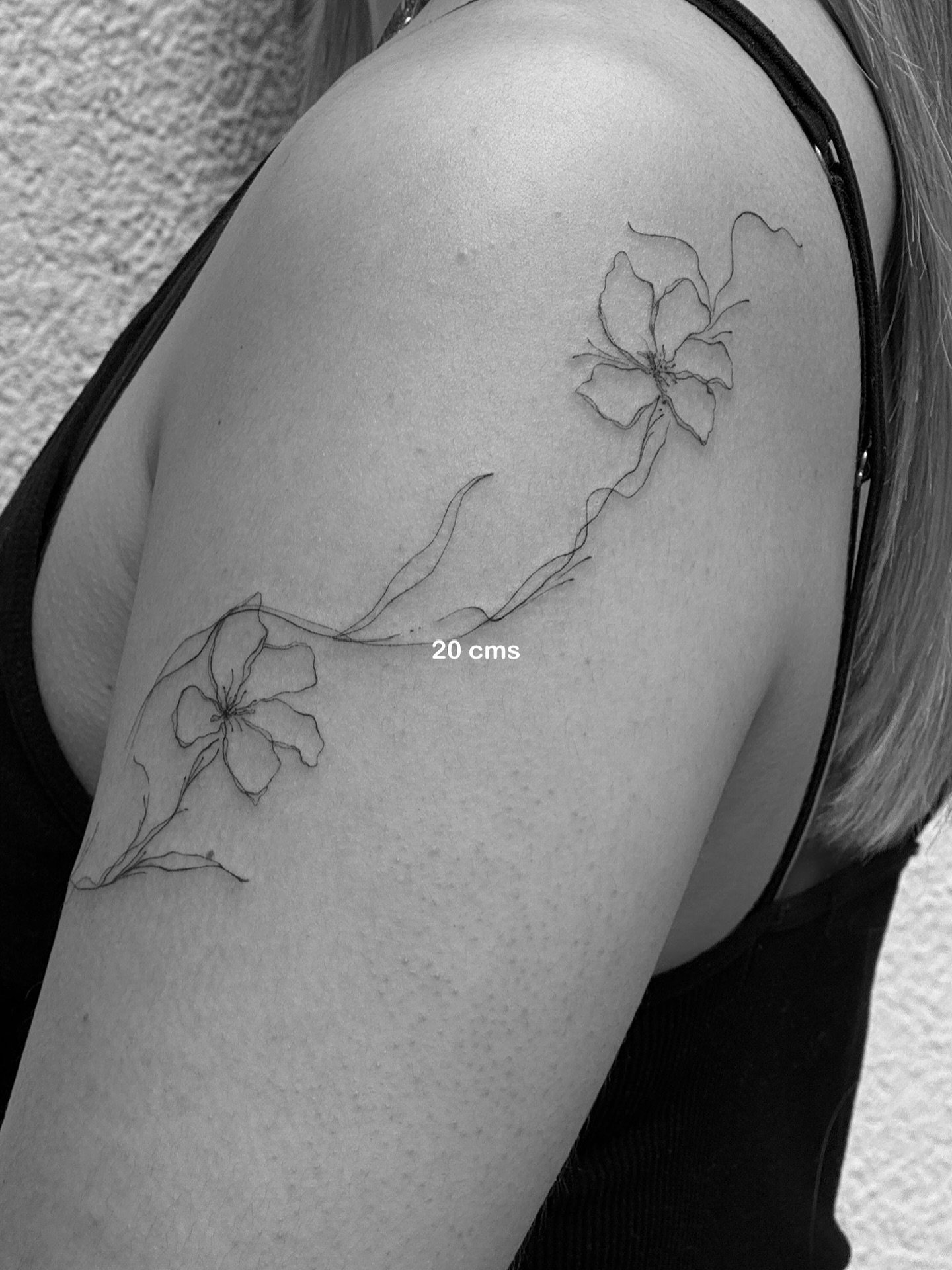 Tatuaje de flor en hombro, línea fina Sinkply Madrid