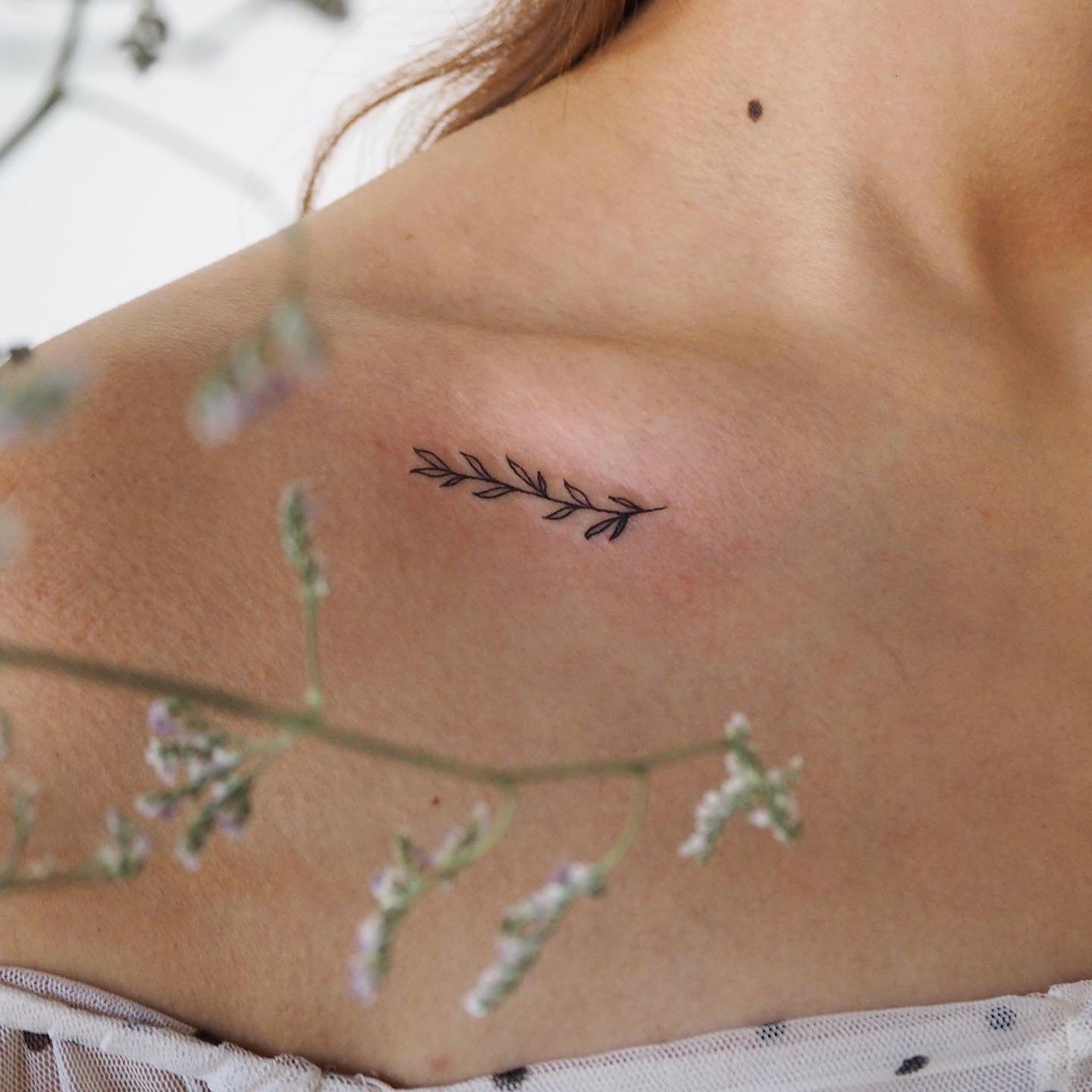 Tatuaje de flor en hombro, línea fina Sinkply Madrid