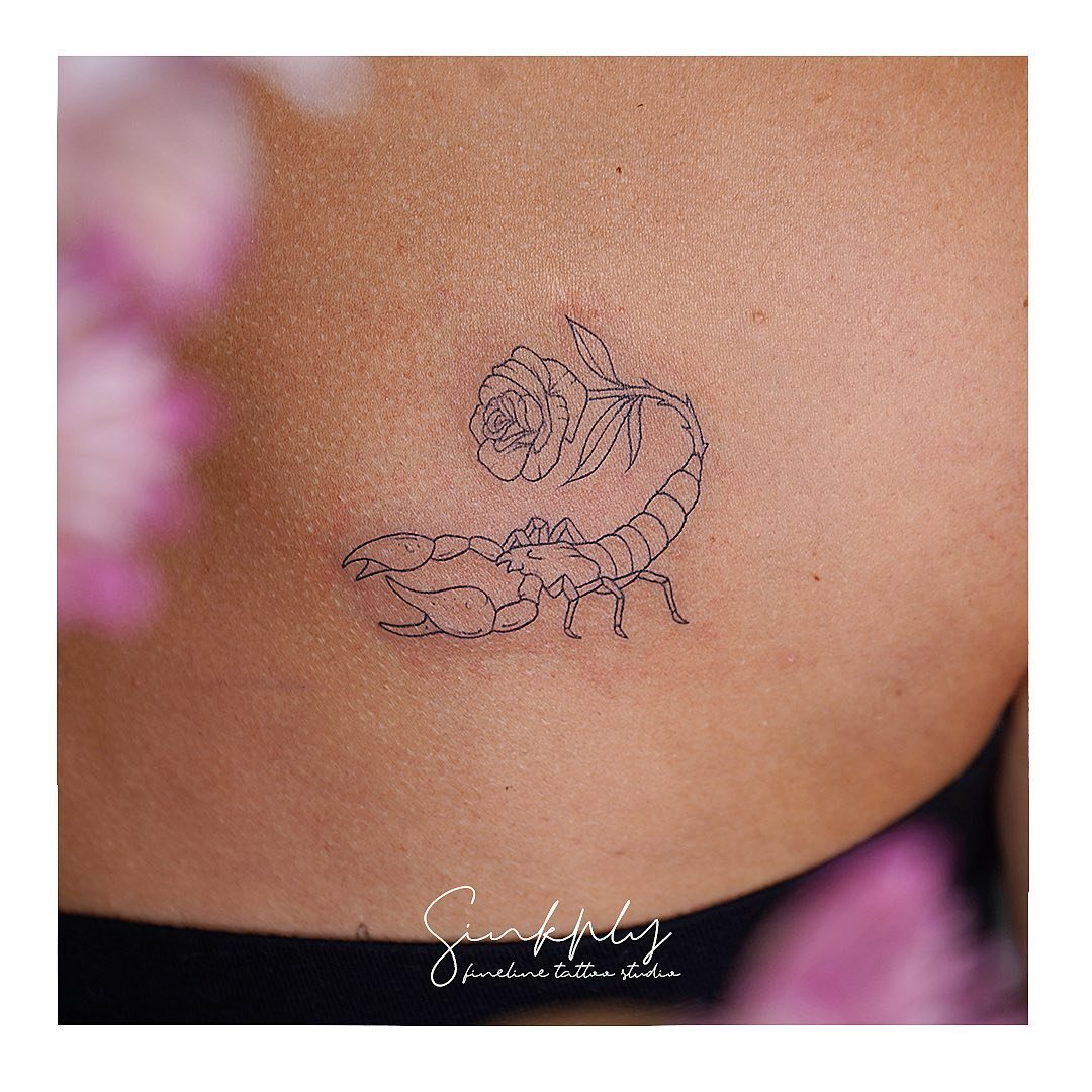 Tatuaje de flor en hombro, línea fina Sinkply Madrid