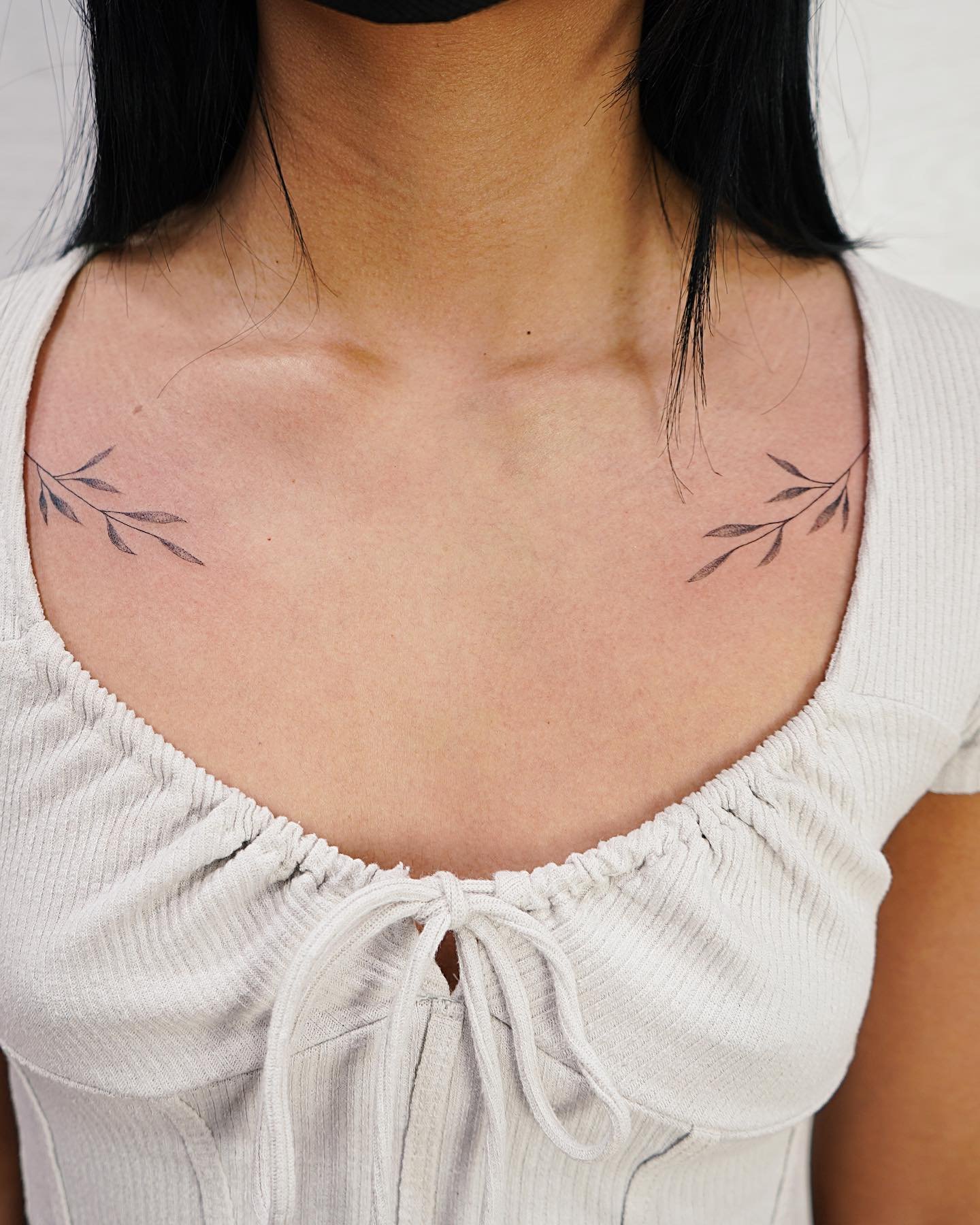 Tatuaje de flor en hombro, línea fina Sinkply Madrid