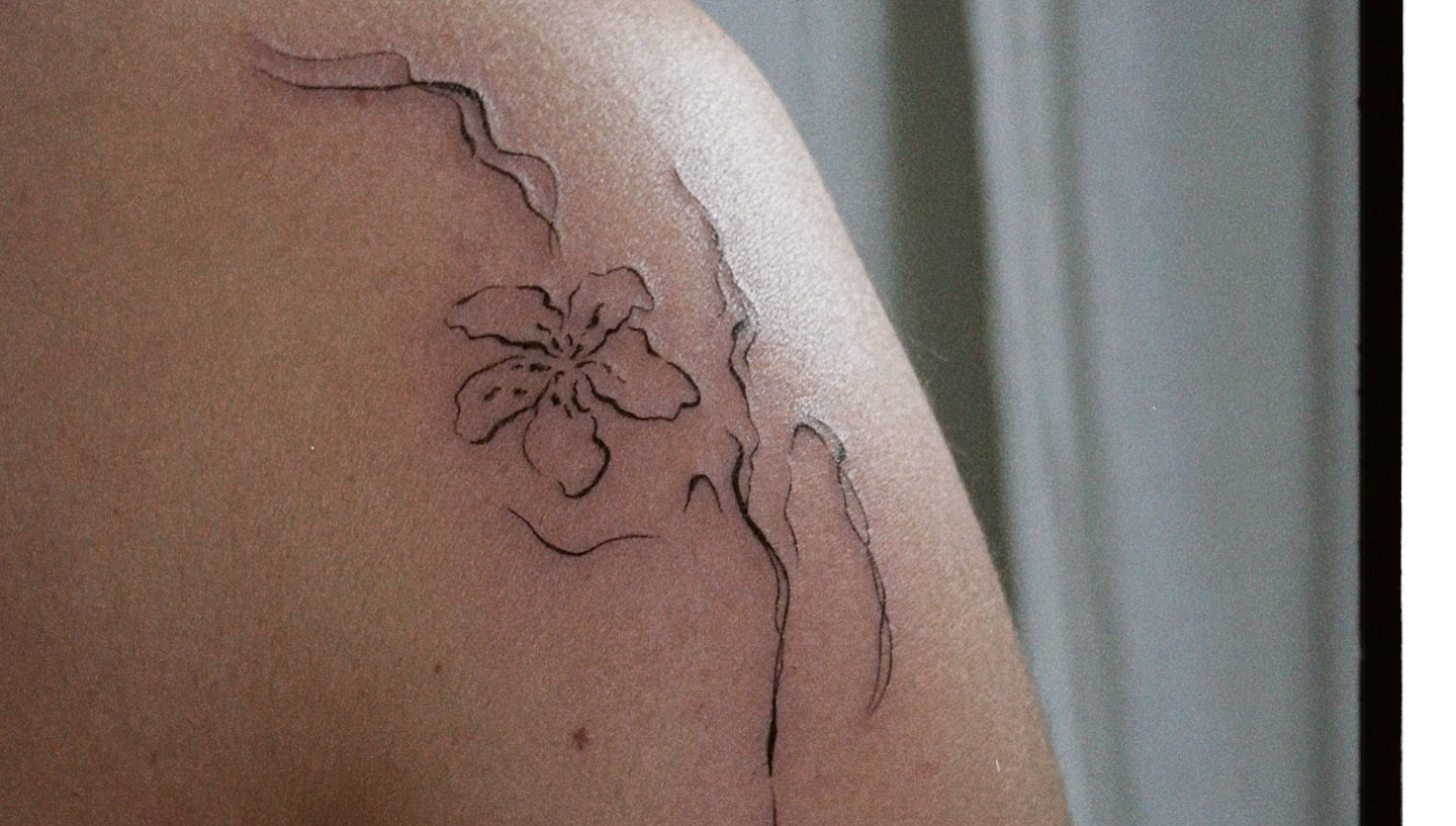 Tatuaje de flor en hombro, línea fina Sinkply Madrid