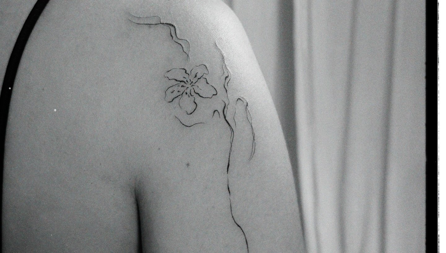 Tatuaje de flor en hombro, línea fina Sinkply Madrid