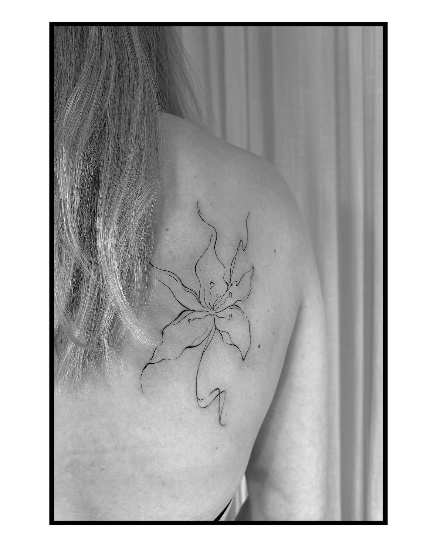 Tatuaje de flor en hombro, línea fina Sinkply Madrid