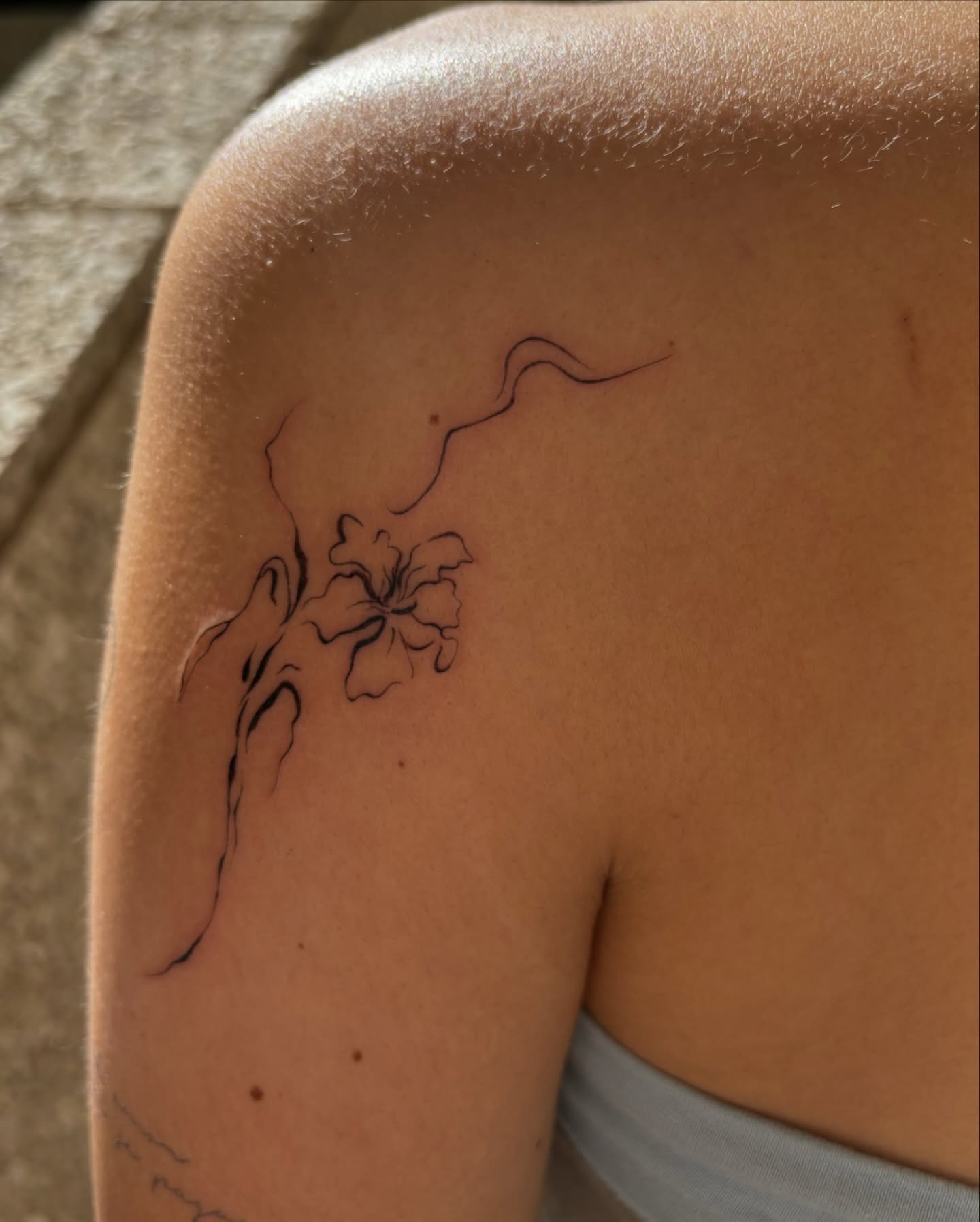 Tatuaje de flor en hombro, línea fina Sinkply Madrid