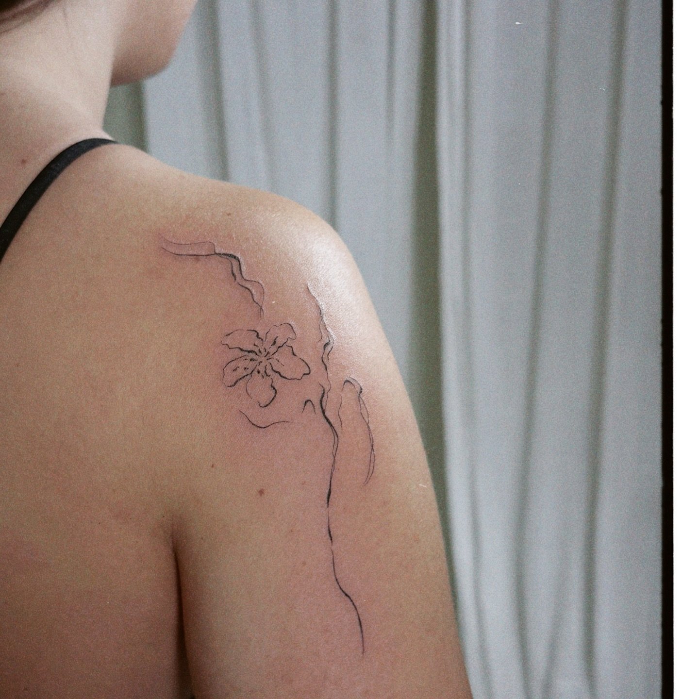 Tatuaje de flor en hombro, línea fina Sinkply Madrid