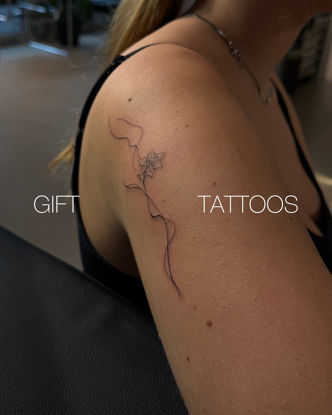Tatuaje de flor en hombro, línea fina Sinkply Madrid