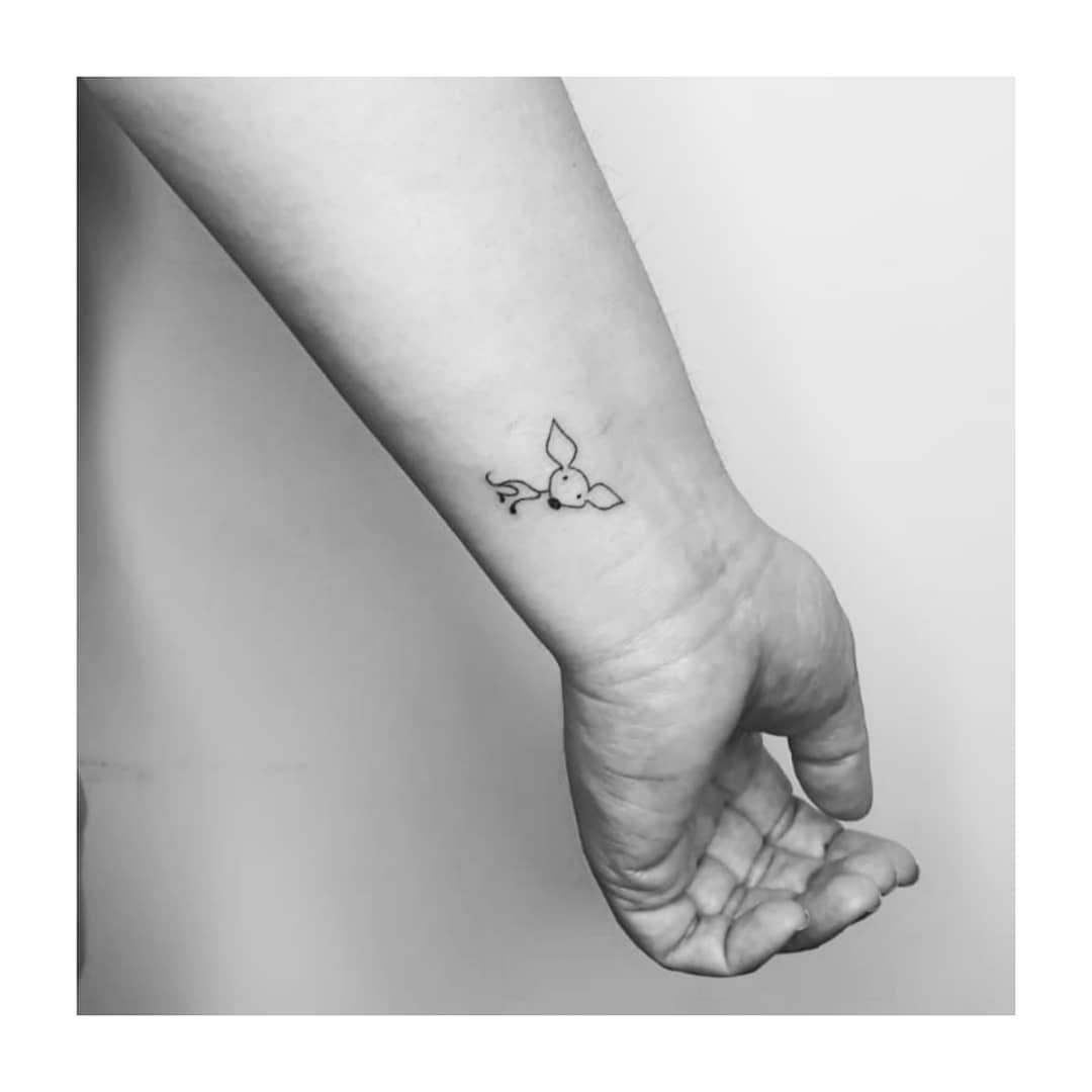 Tatuaje de flor en mano, línea fina Sinkply Madrid