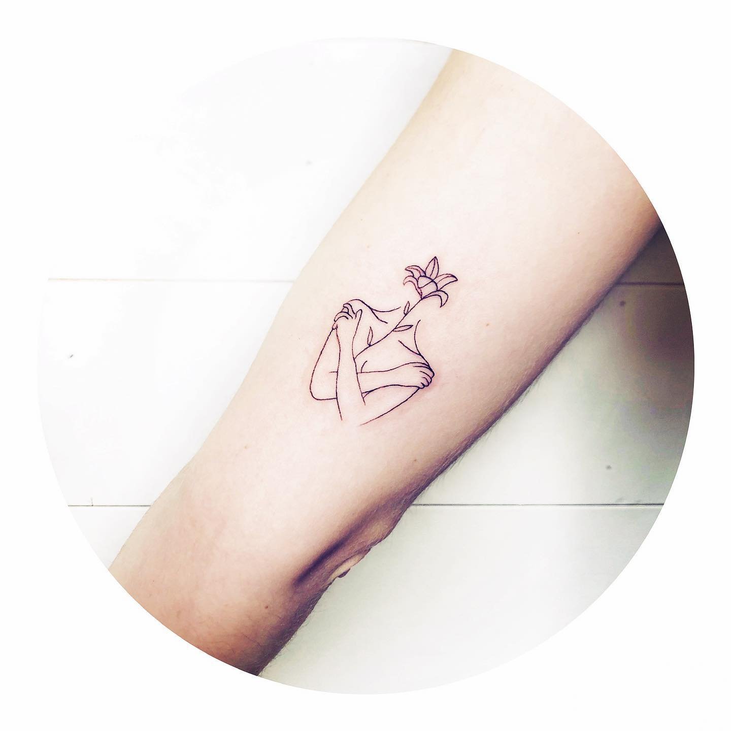 Tatuaje de flor en mano, línea fina Sinkply Madrid