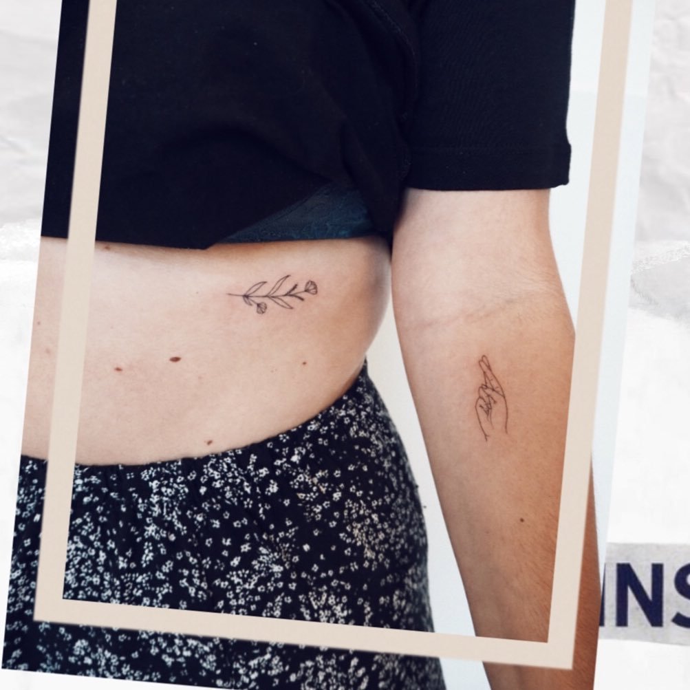Tatuaje de flor en mano, línea fina Sinkply Madrid