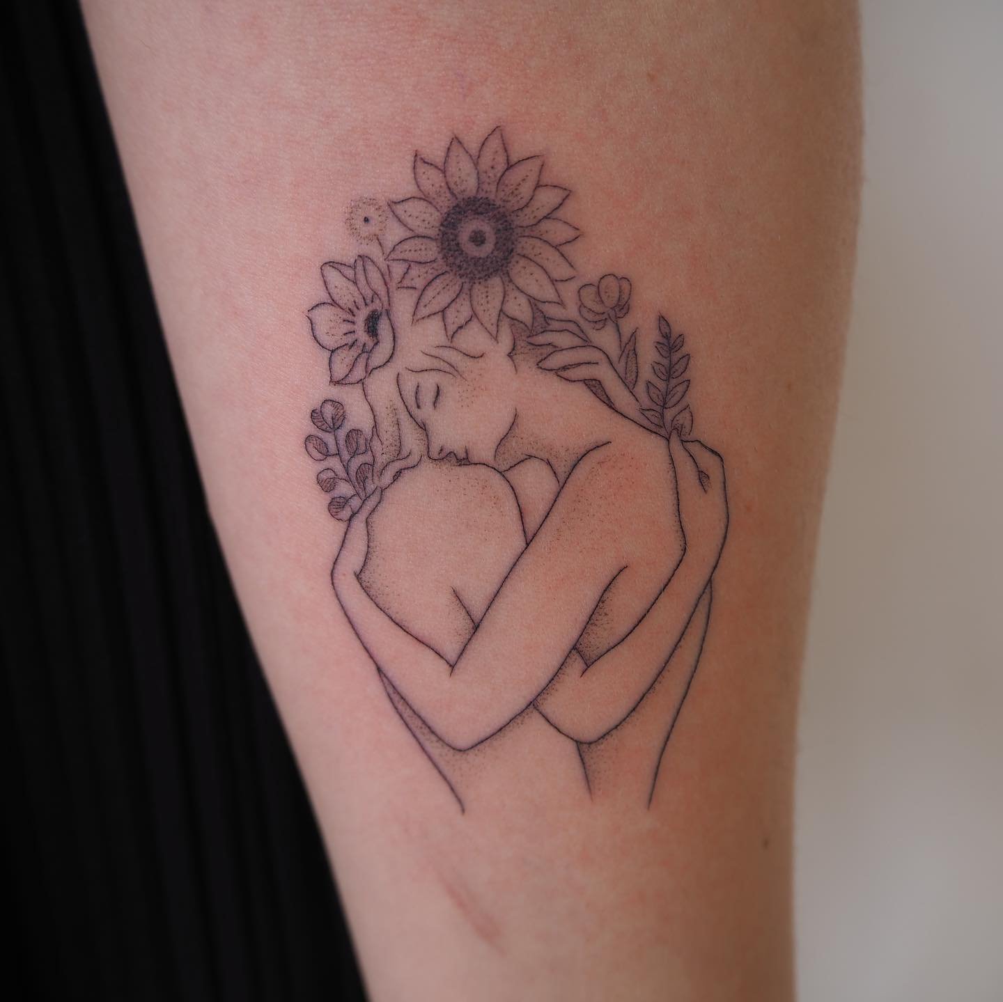 Tatuaje de flor en mano, línea fina Sinkply Madrid