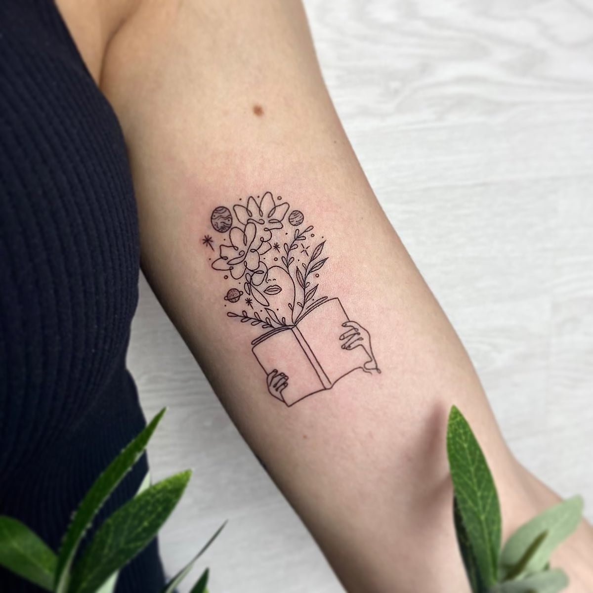 Tatuaje de flor en mano, línea fina Sinkply Madrid
