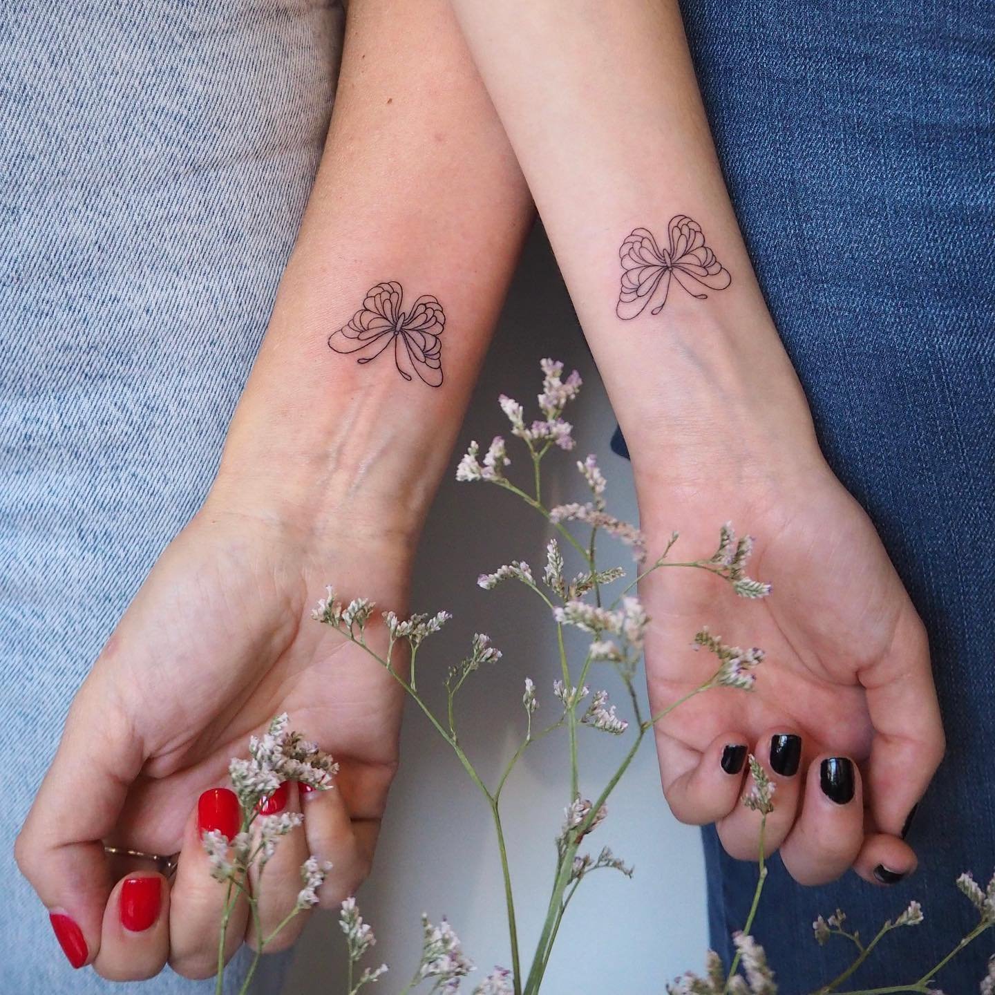 Tatuaje de flor en mano, línea fina Sinkply Madrid