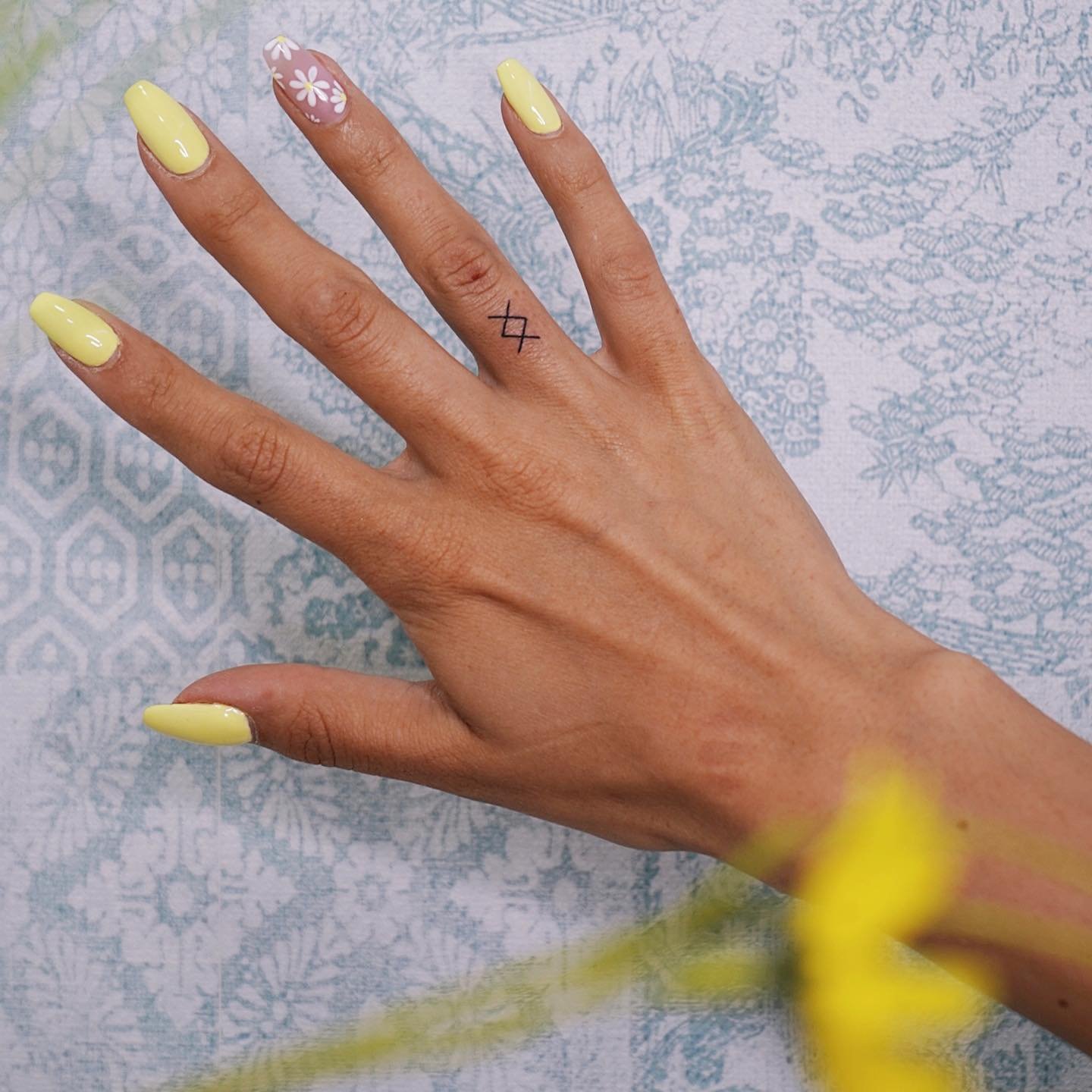 Tatuaje de flor en mano, línea fina Sinkply Madrid