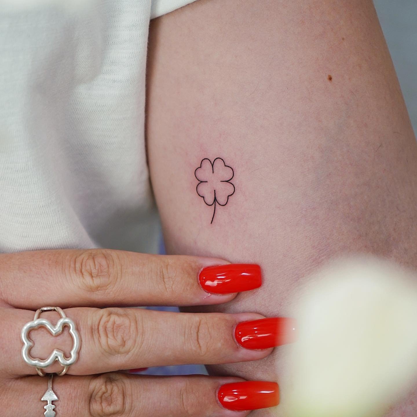 Tatuaje de flor en mano, línea fina Sinkply Madrid