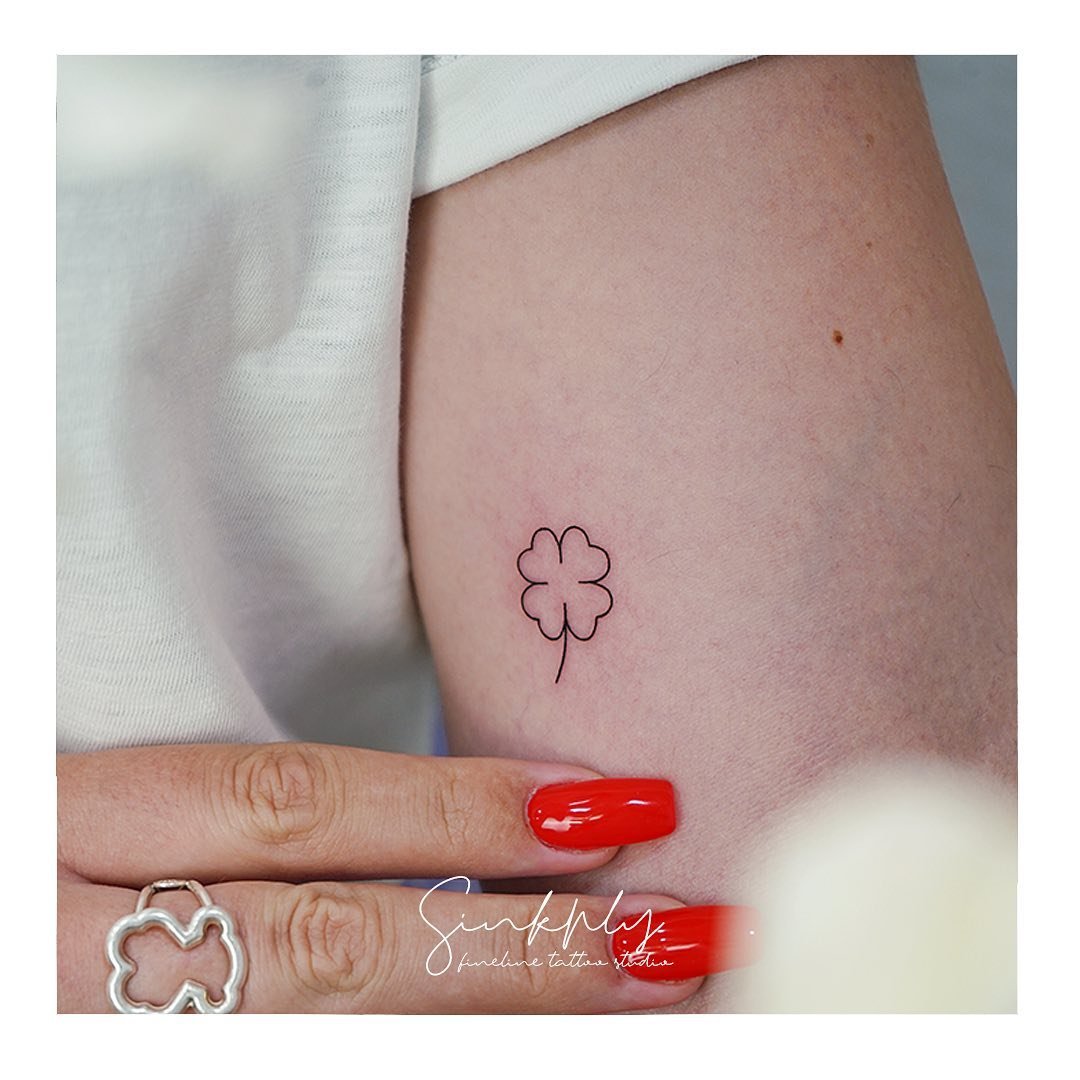 Tatuaje de flor en mano, línea fina Sinkply Madrid