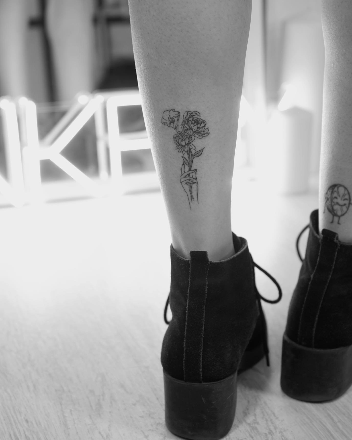 Tatuaje de flor en mano, línea fina Sinkply Madrid