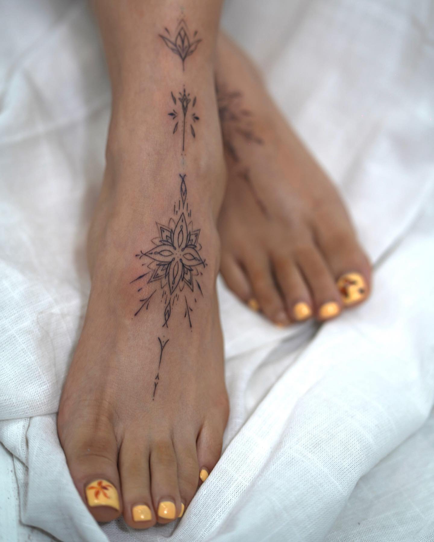 Tatuaje de flor en mano, línea fina Sinkply Madrid