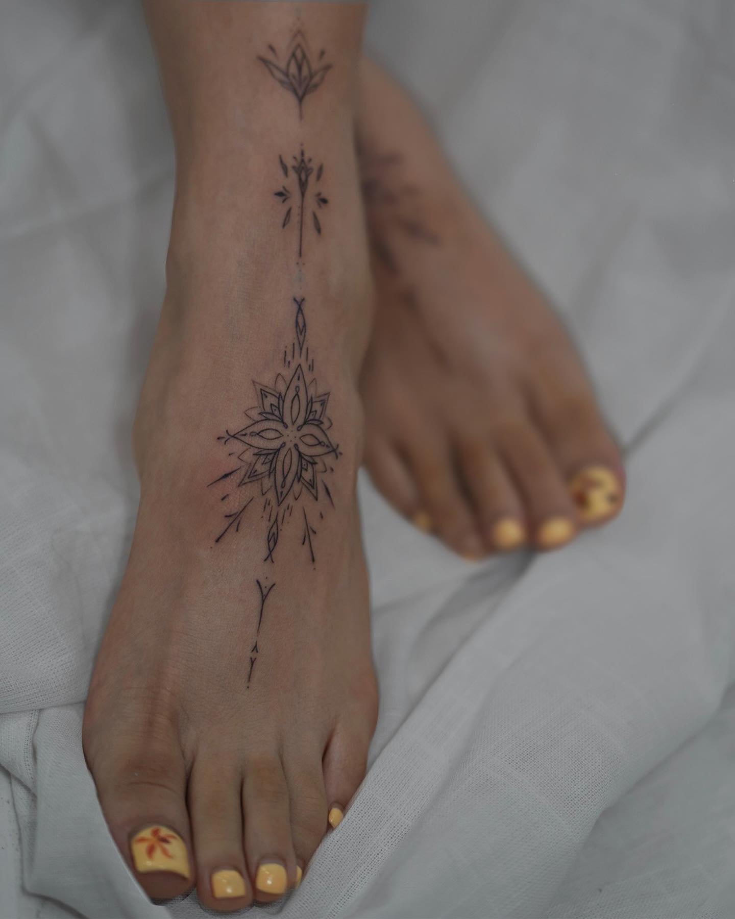 Tatuaje de flor en mano, línea fina Sinkply Madrid