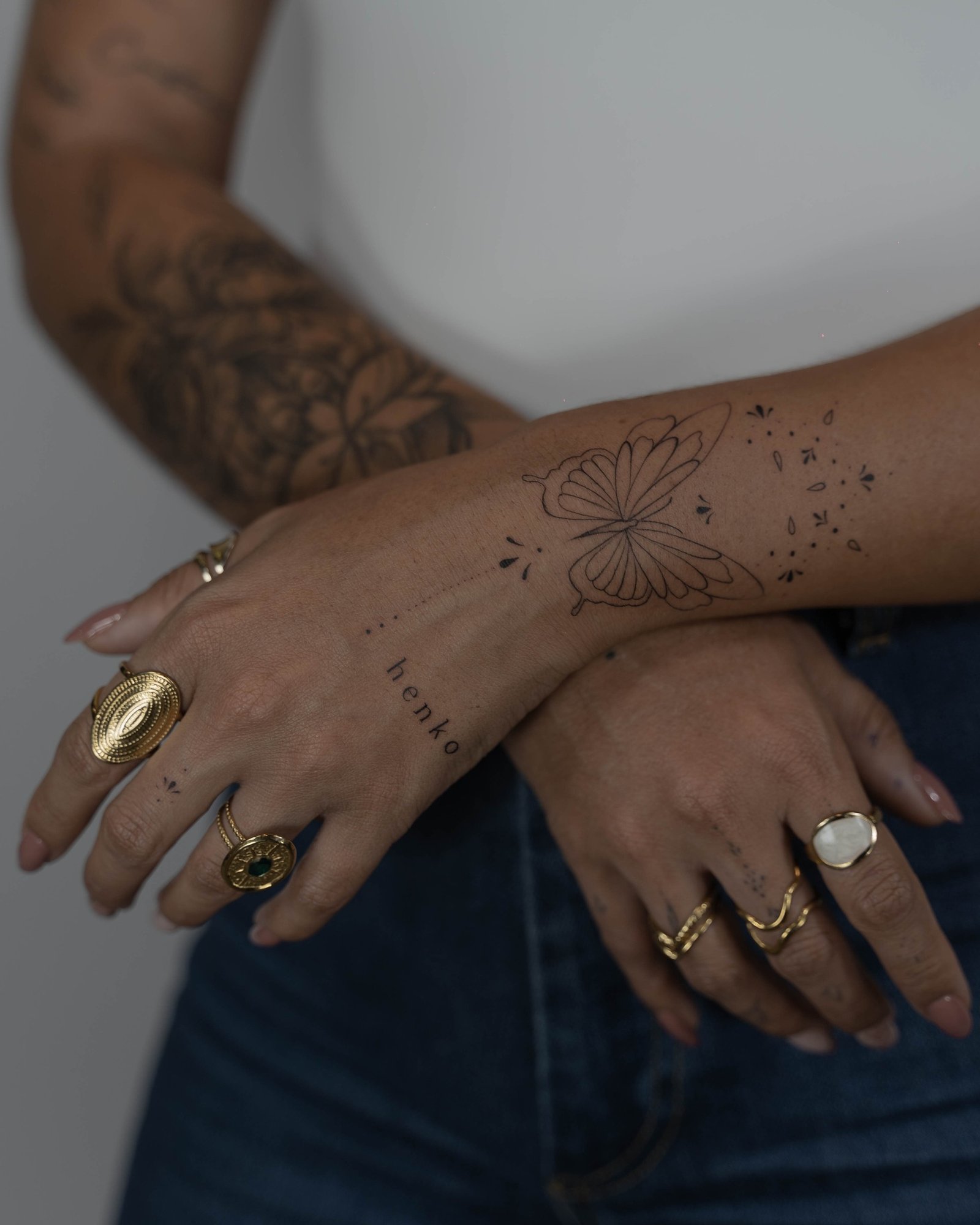 Tatuaje de flor en mano, línea fina Sinkply Madrid
