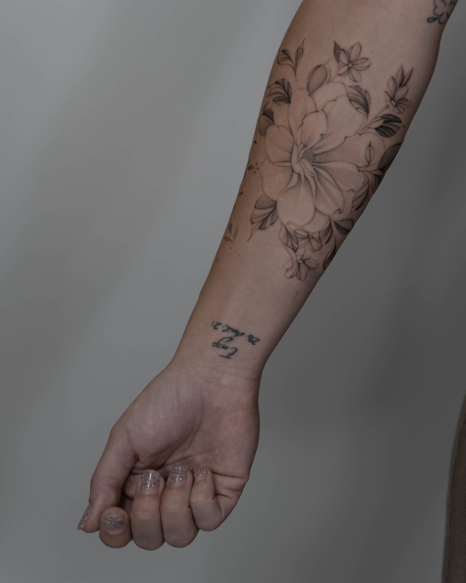 Tatuaje de flor en mano, línea fina Sinkply Madrid