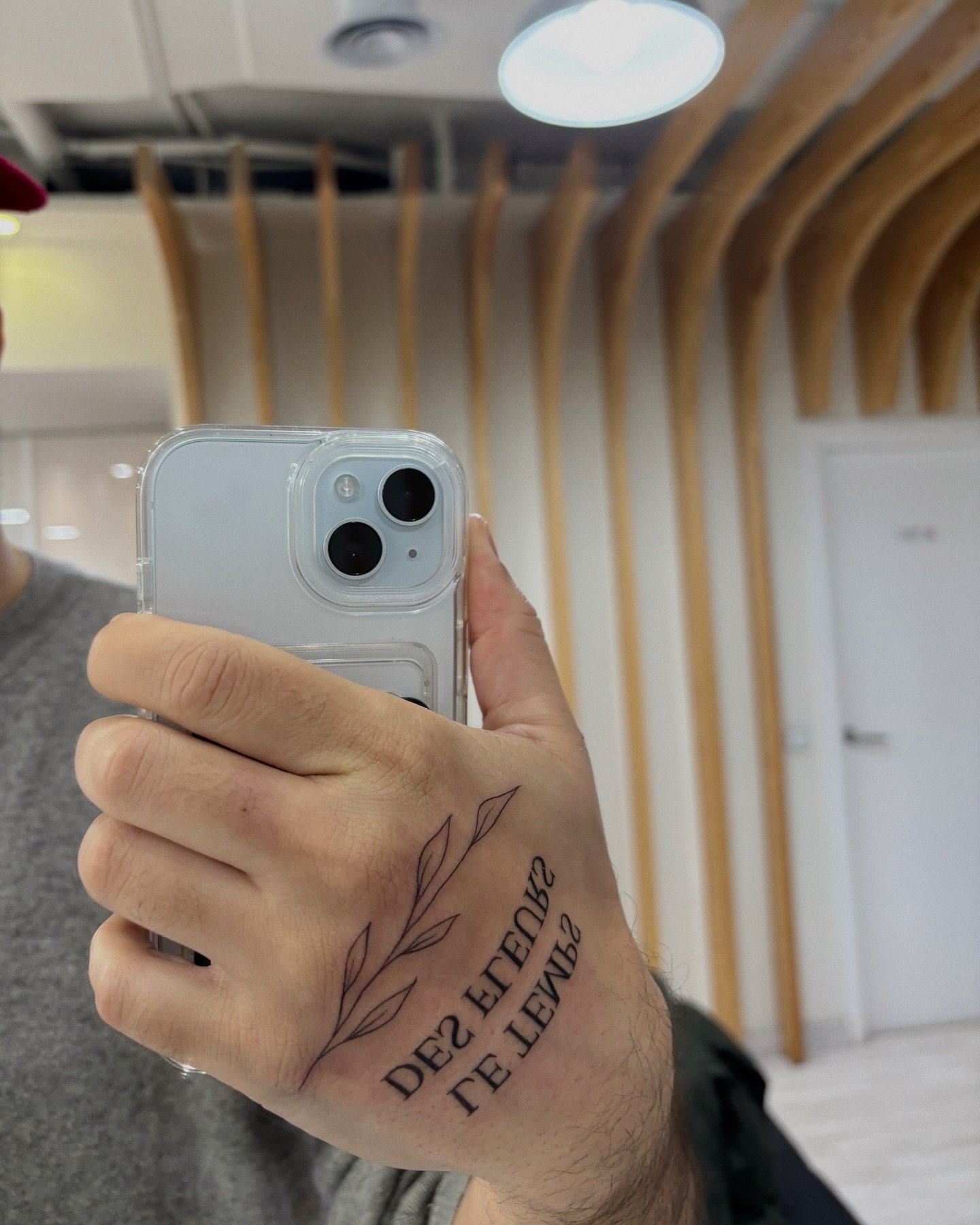 Tatuaje de flor en mano, línea fina Sinkply Madrid