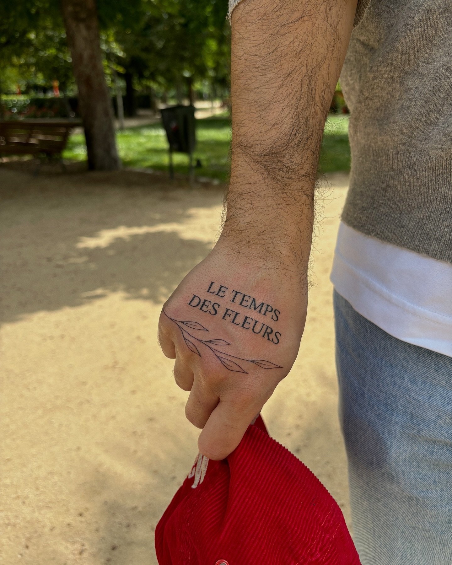Tatuaje de flor en mano, línea fina Sinkply Madrid