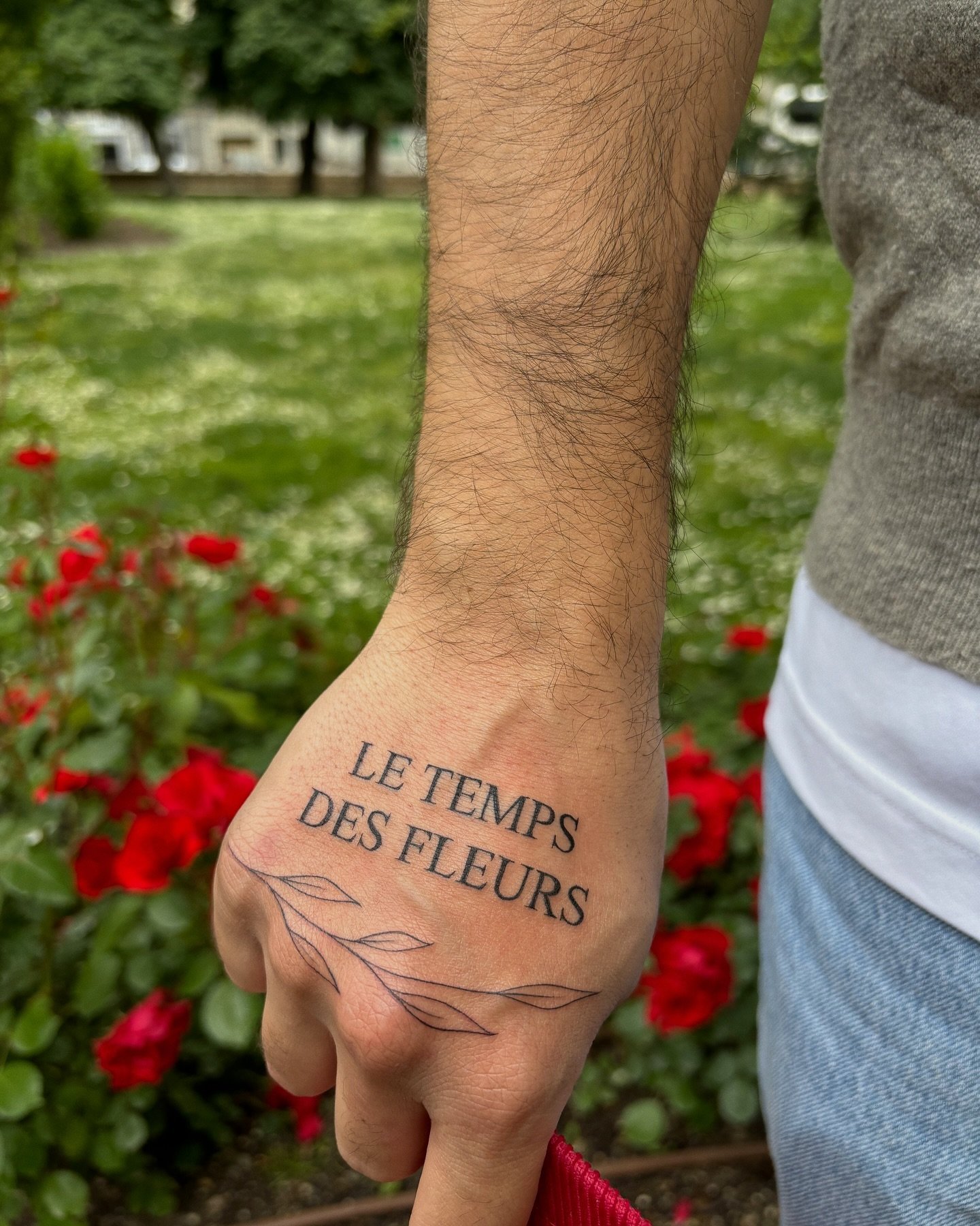 Tatuaje de flor en mano, línea fina Sinkply Madrid