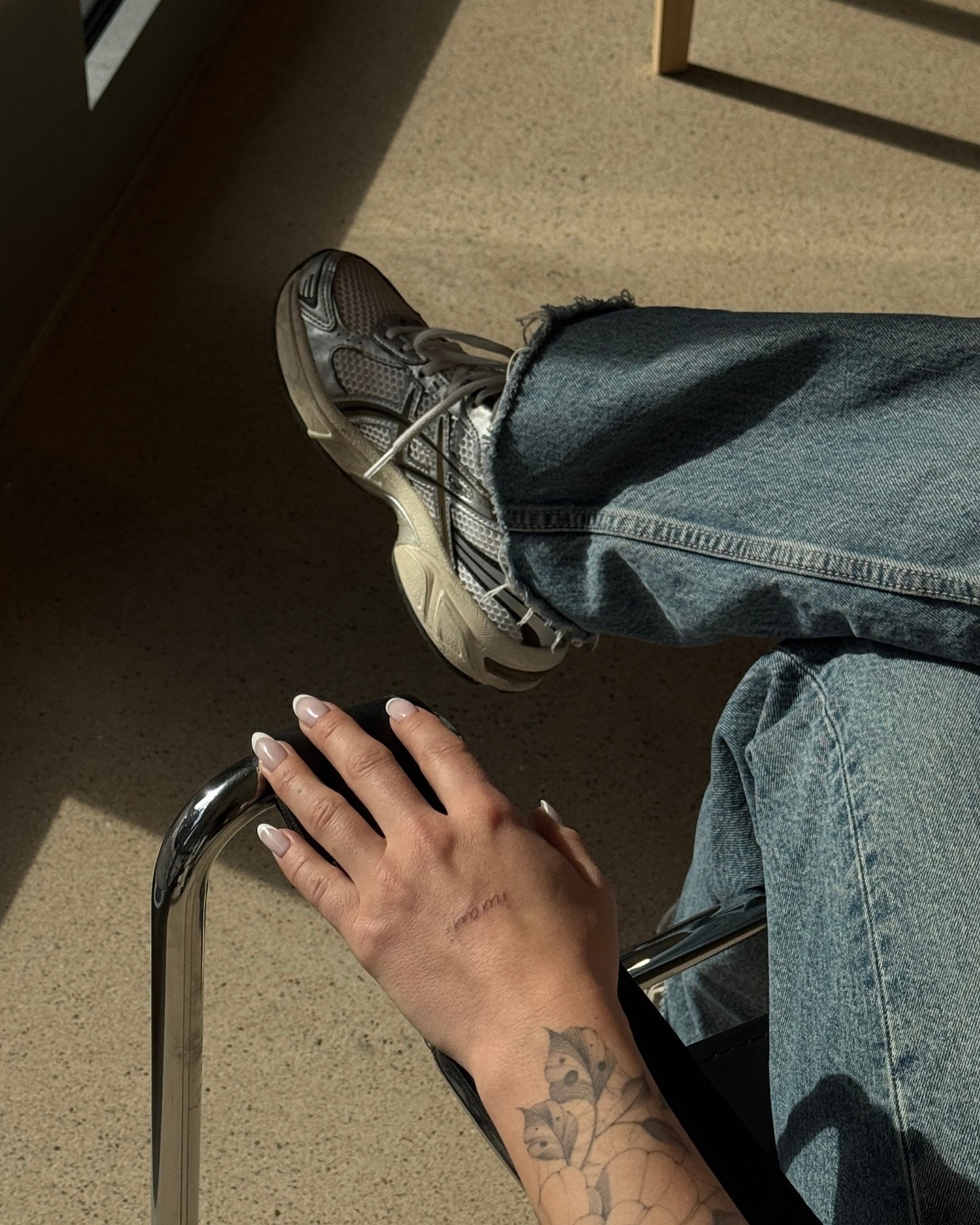 Tatuaje de flor en mano, línea fina Sinkply Madrid