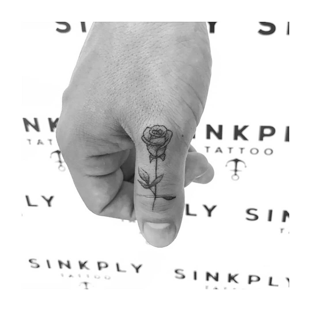 Tatuaje de flor en mano, línea fina Sinkply Madrid