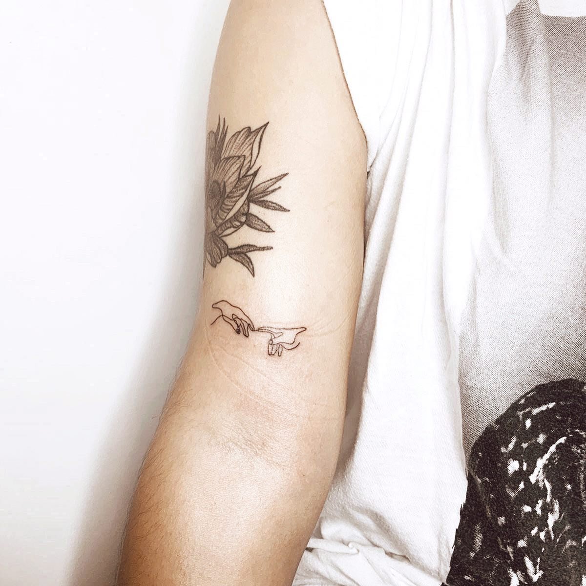 Tatuaje de flor en mano, línea fina Sinkply Madrid