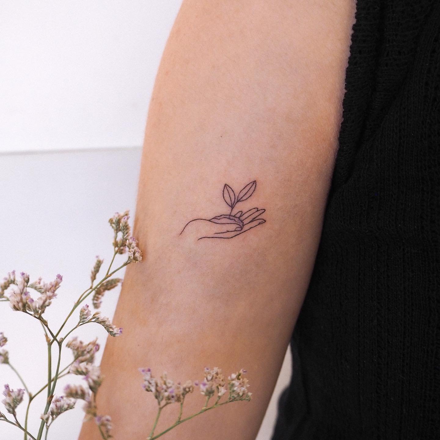 Tatuaje de flor en mano, línea fina Sinkply Madrid