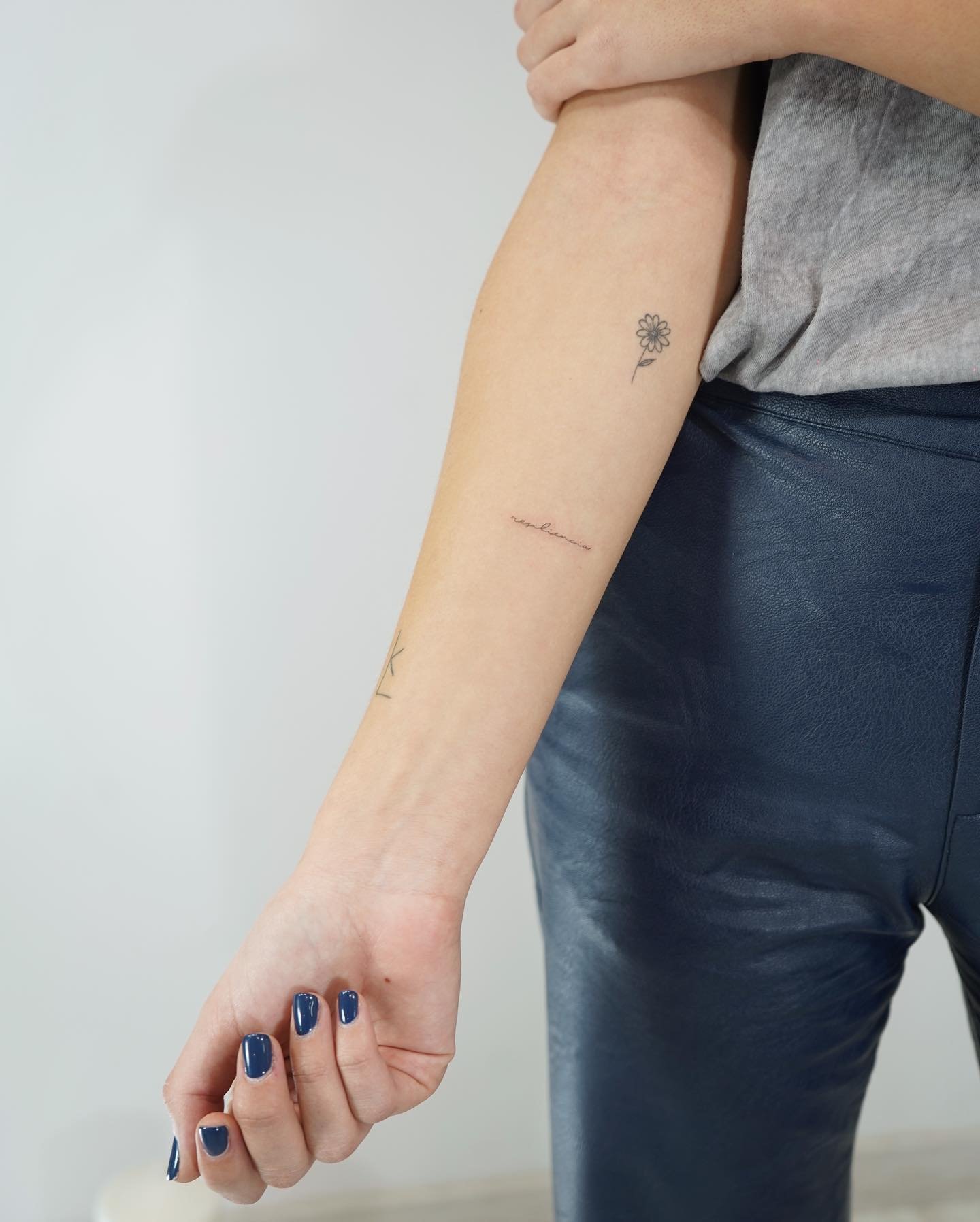 Tatuaje de flor en mano, línea fina Sinkply Madrid