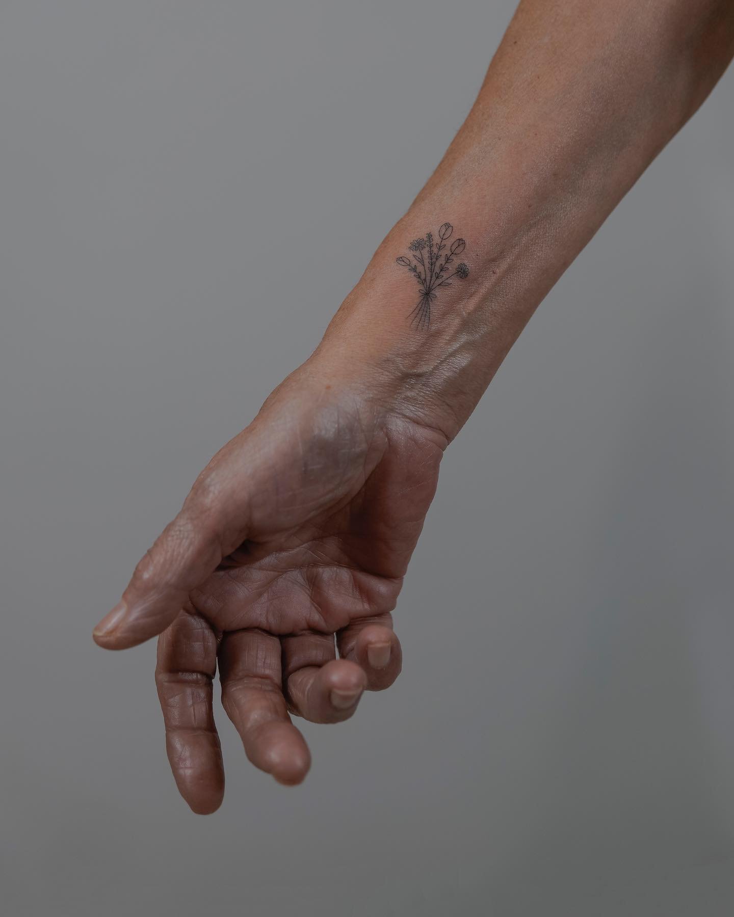 Tatuaje de flor en mano, línea fina Sinkply Madrid