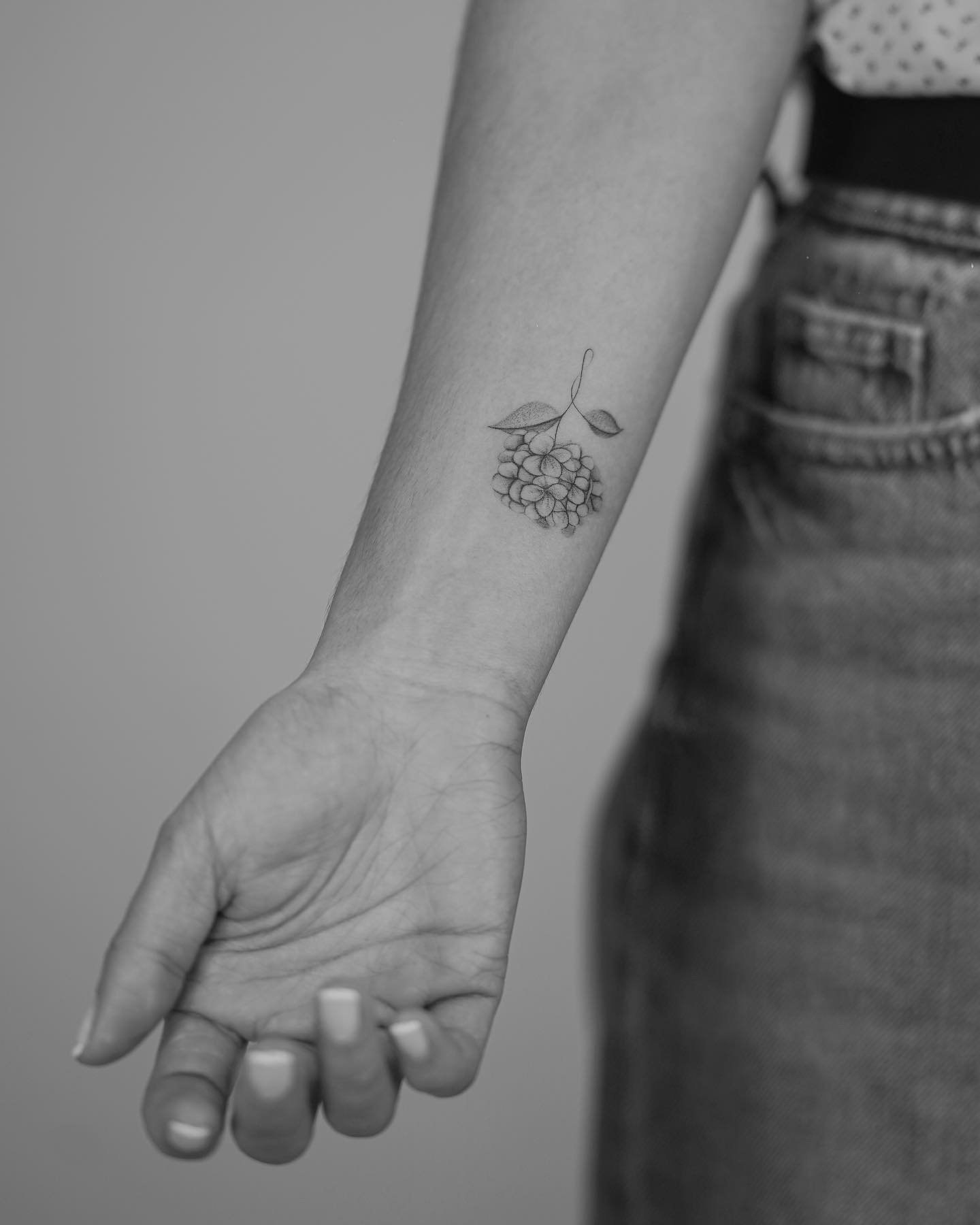 Tatuaje de flor en mano, línea fina Sinkply Madrid