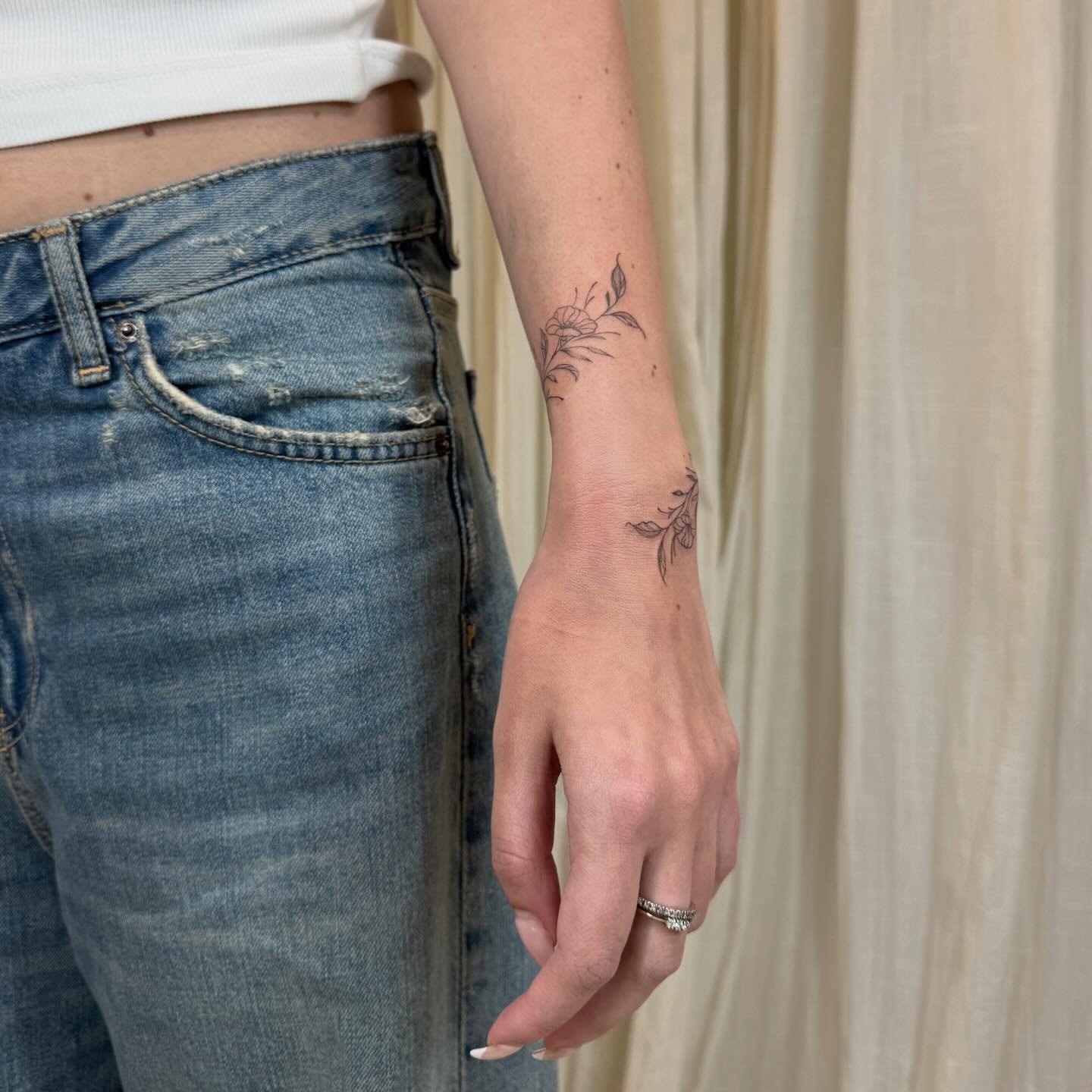 Tatuaje de flor en mano, línea fina Sinkply Madrid