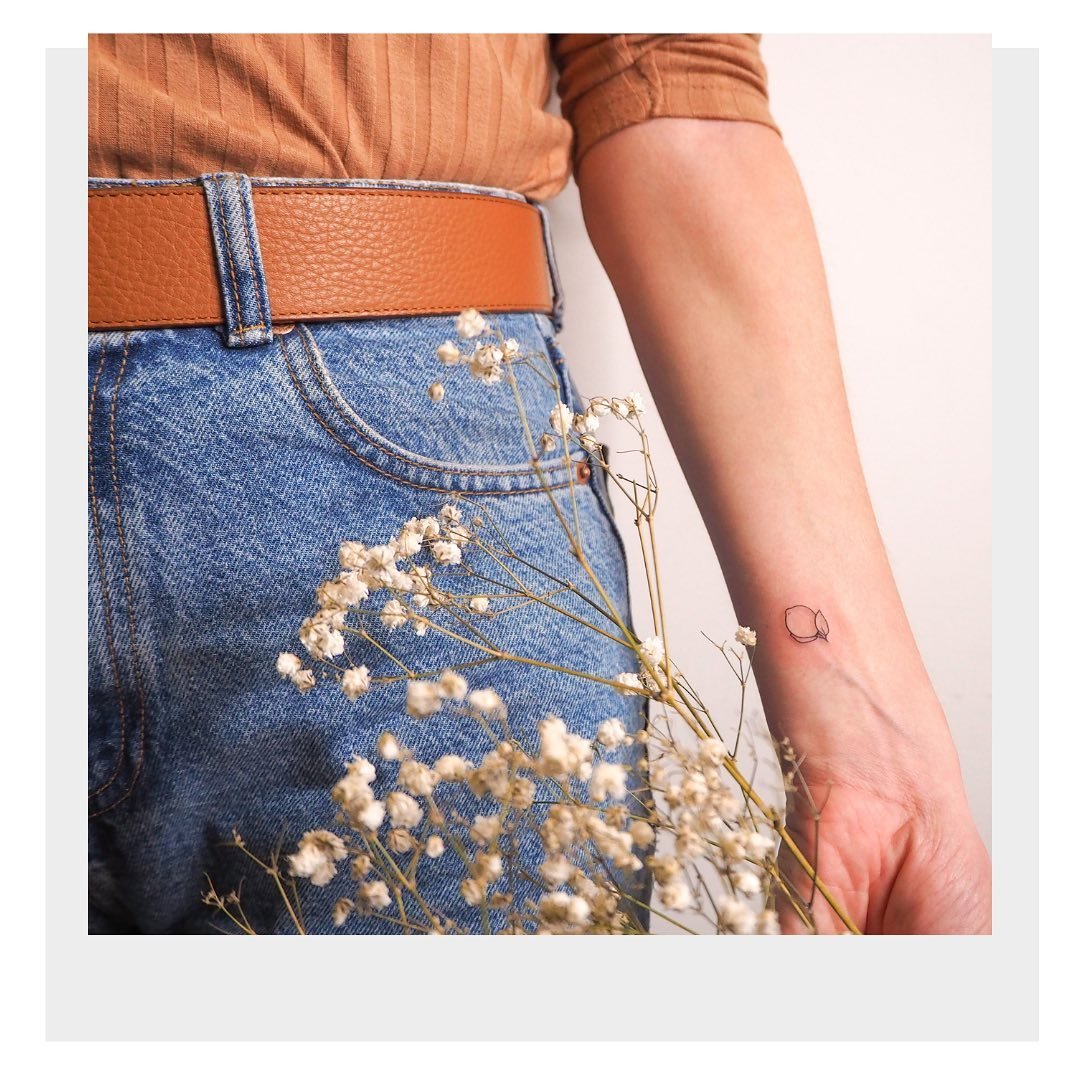 Tatuaje de flor en muneca, línea fina Sinkply Madrid