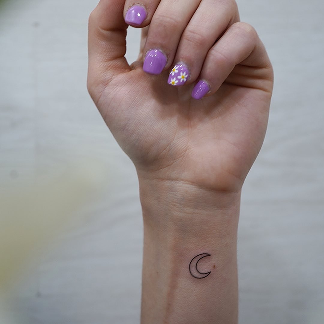 Tatuaje de flor en muneca, línea fina Sinkply Madrid