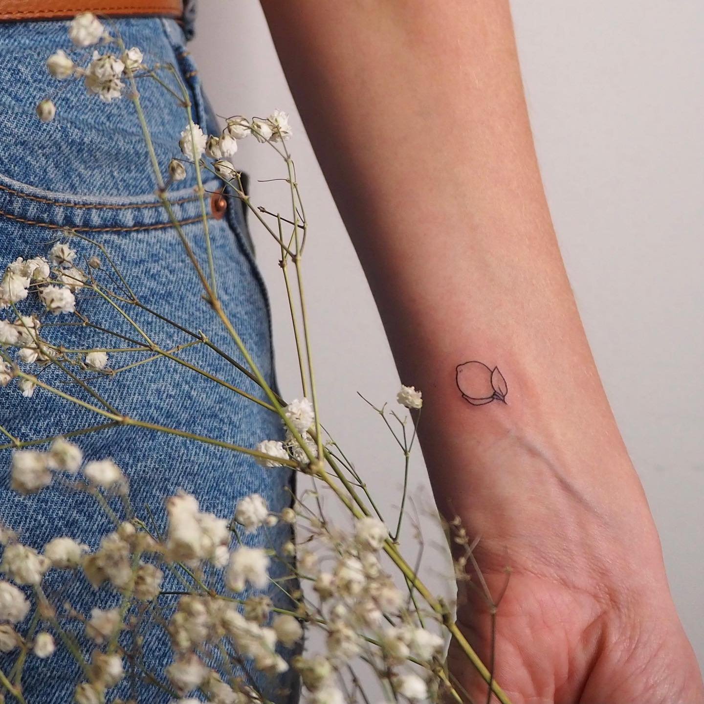 Tatuaje de flor en muneca, línea fina Sinkply Madrid