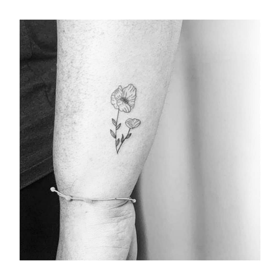 Tatuaje de flor en muslo, línea fina Sinkply Madrid