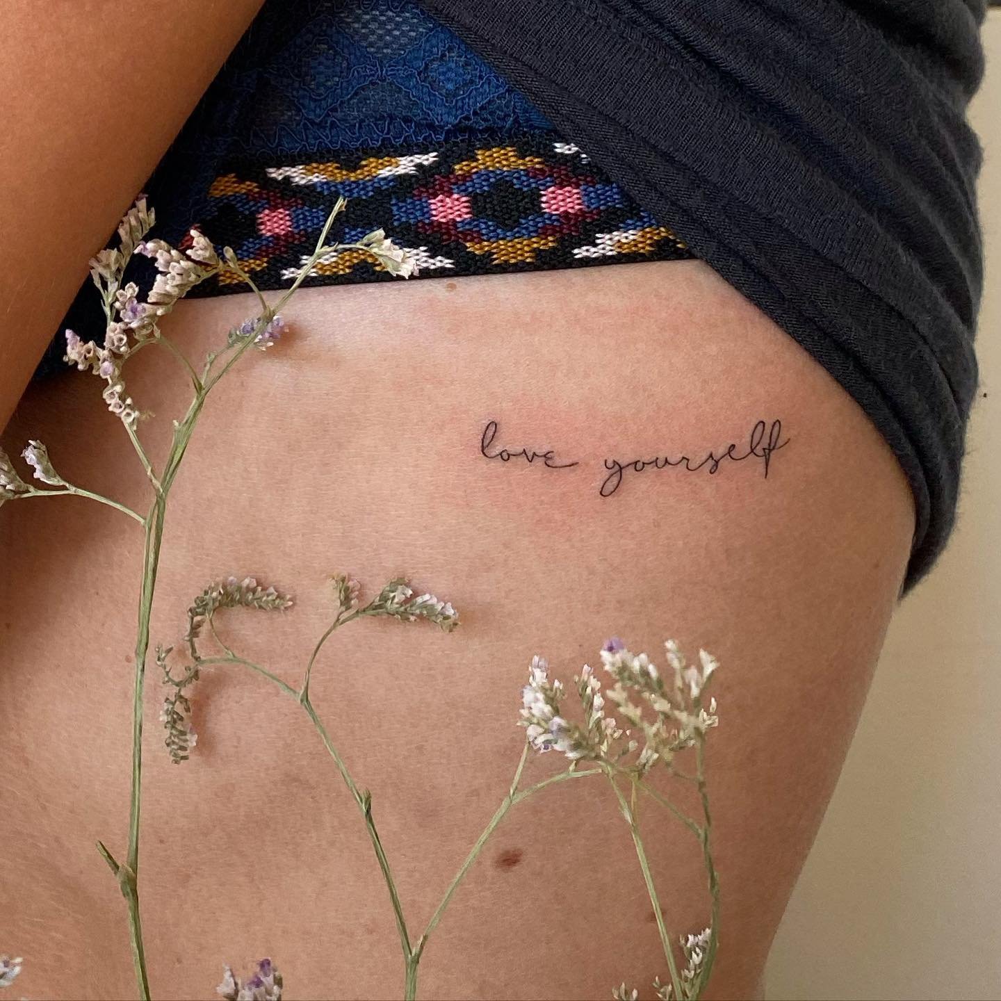 Tatuaje de flor en muslo, línea fina Sinkply Madrid