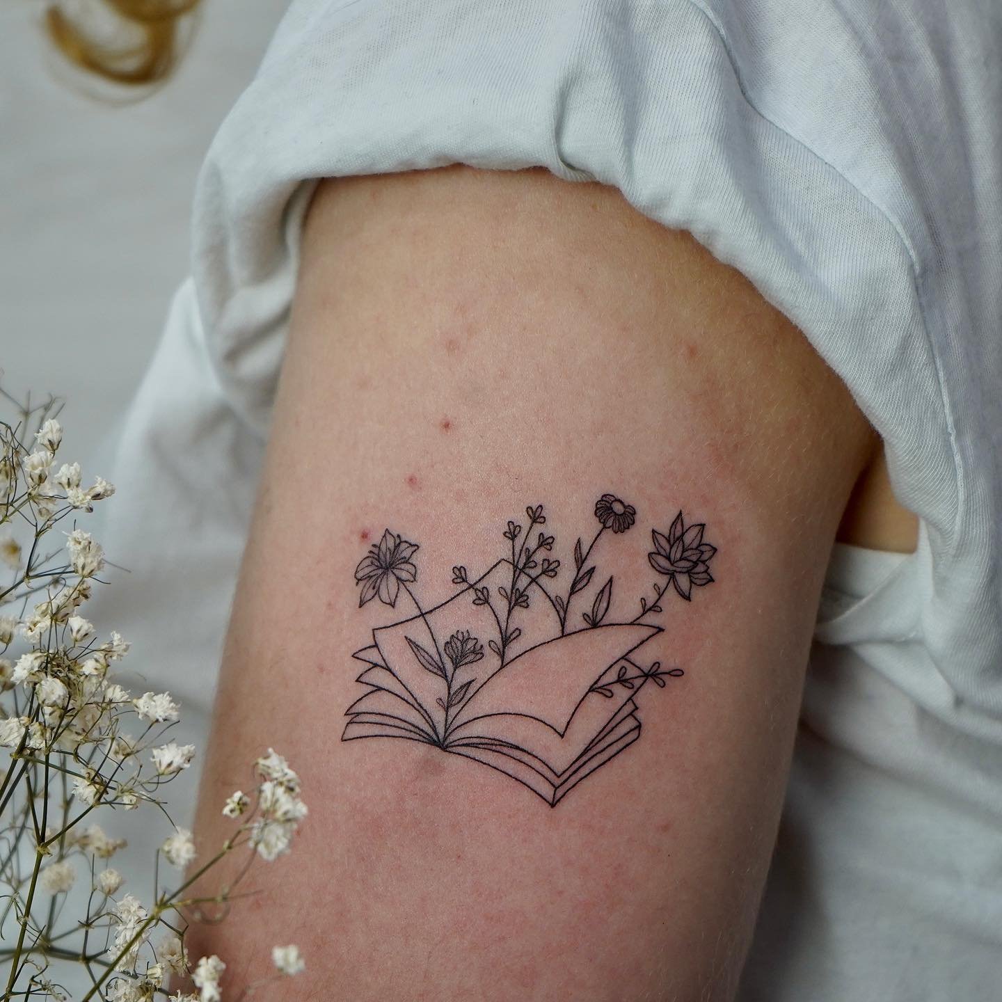 Tatuaje de flor en muslo, línea fina Sinkply Madrid