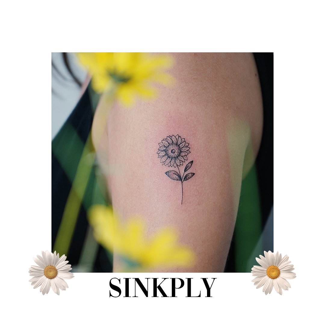 Tatuaje de flor en muslo, línea fina Sinkply Madrid